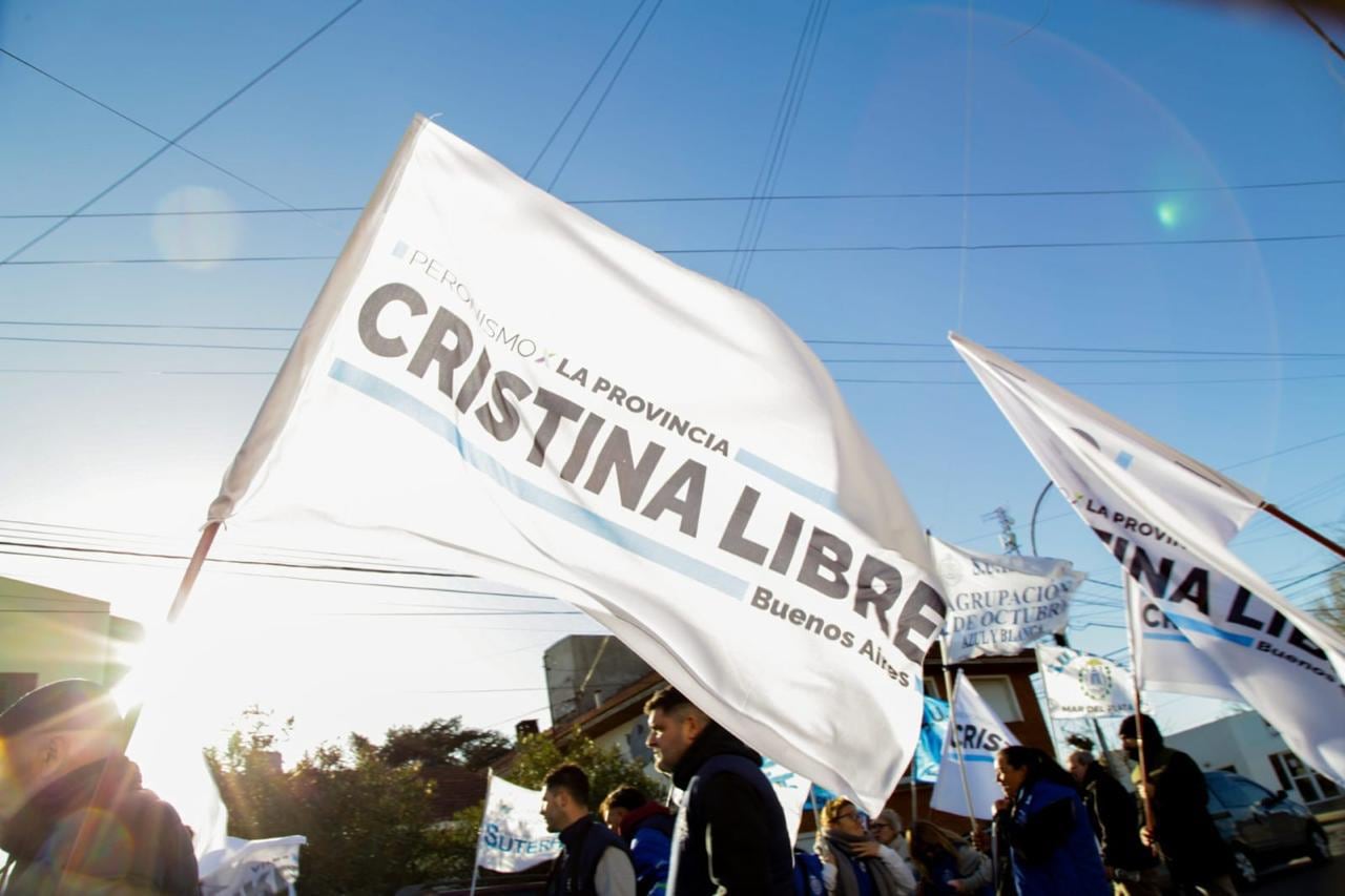 Militantes con banderas a favor de la libertad de Cristina Kirchner, en el encuentro de Miramar