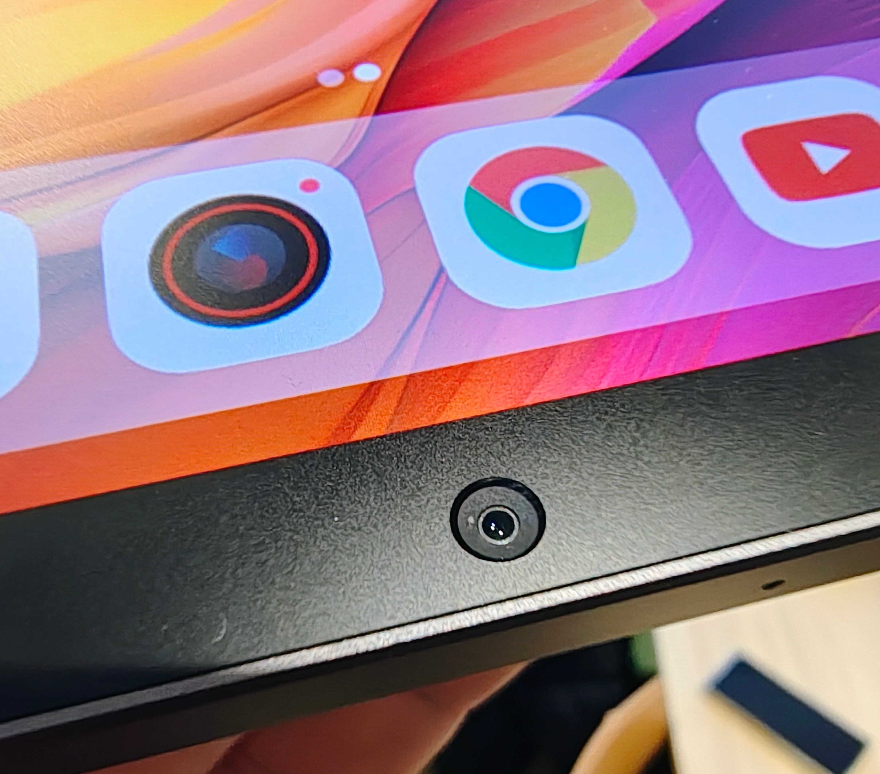 Nxtpaper es un filtro polarizador circular que TCL aplica sobre la pantalla para atenuar reflejos y filtrar la luz azul, entre otras cosas, para que el panel tenga una luminosidad más natural