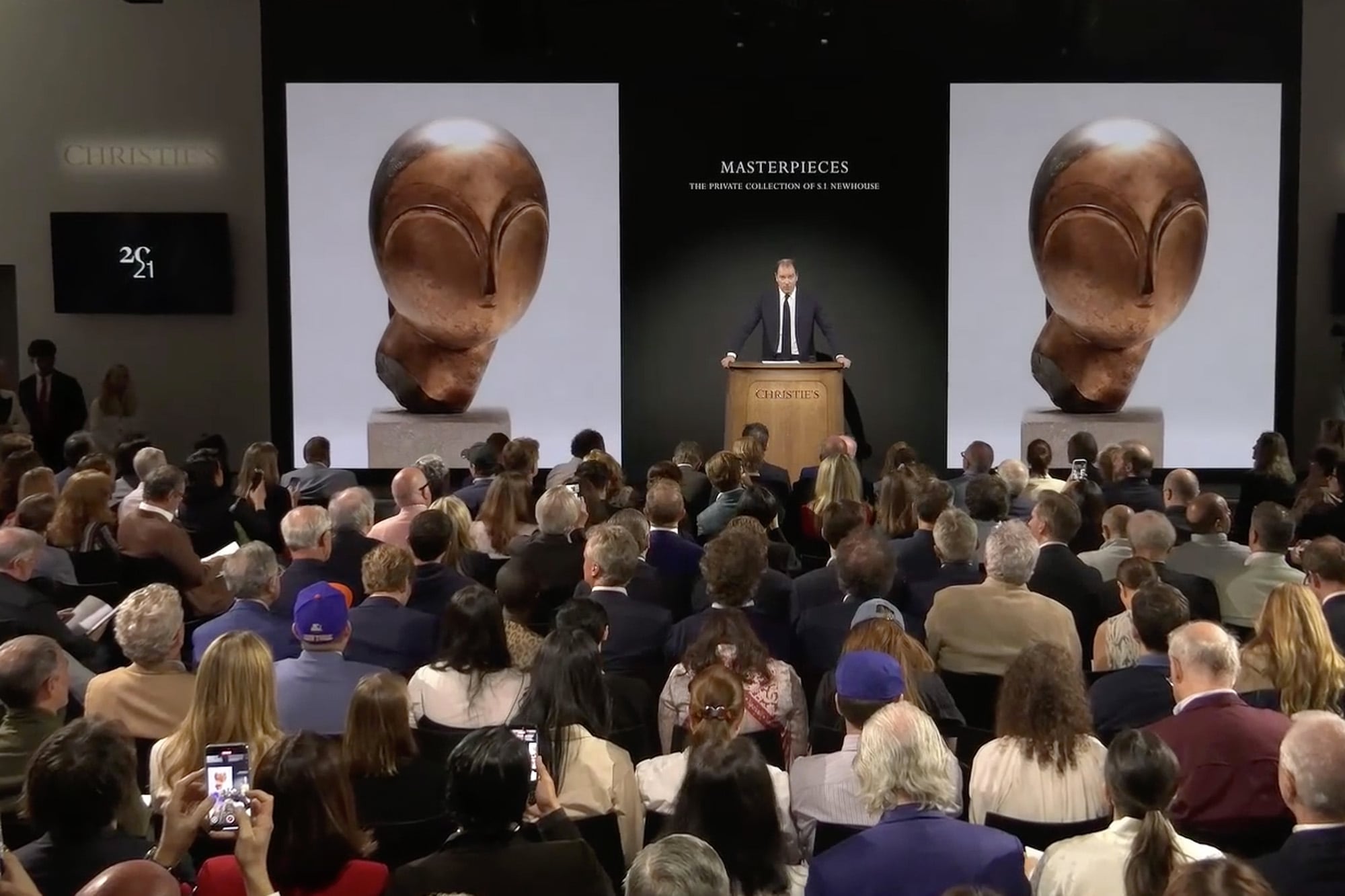 El momento en que se subastó la escultura de Brancusi