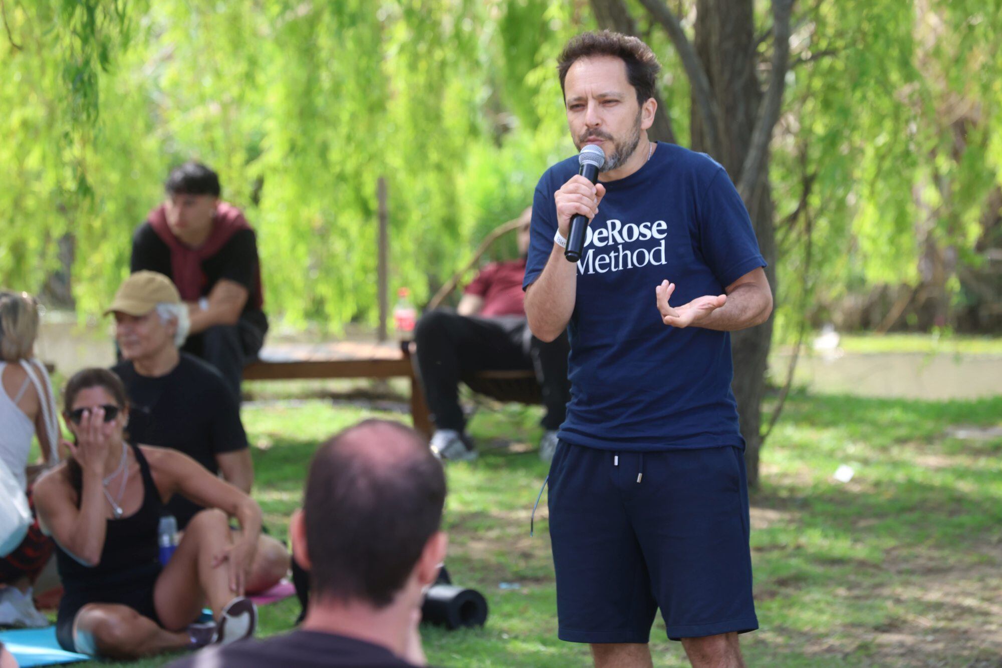 Sesión de respiración inteligente para gestionar las emociones con Daniel Fersztand en el Bienestar Fest.