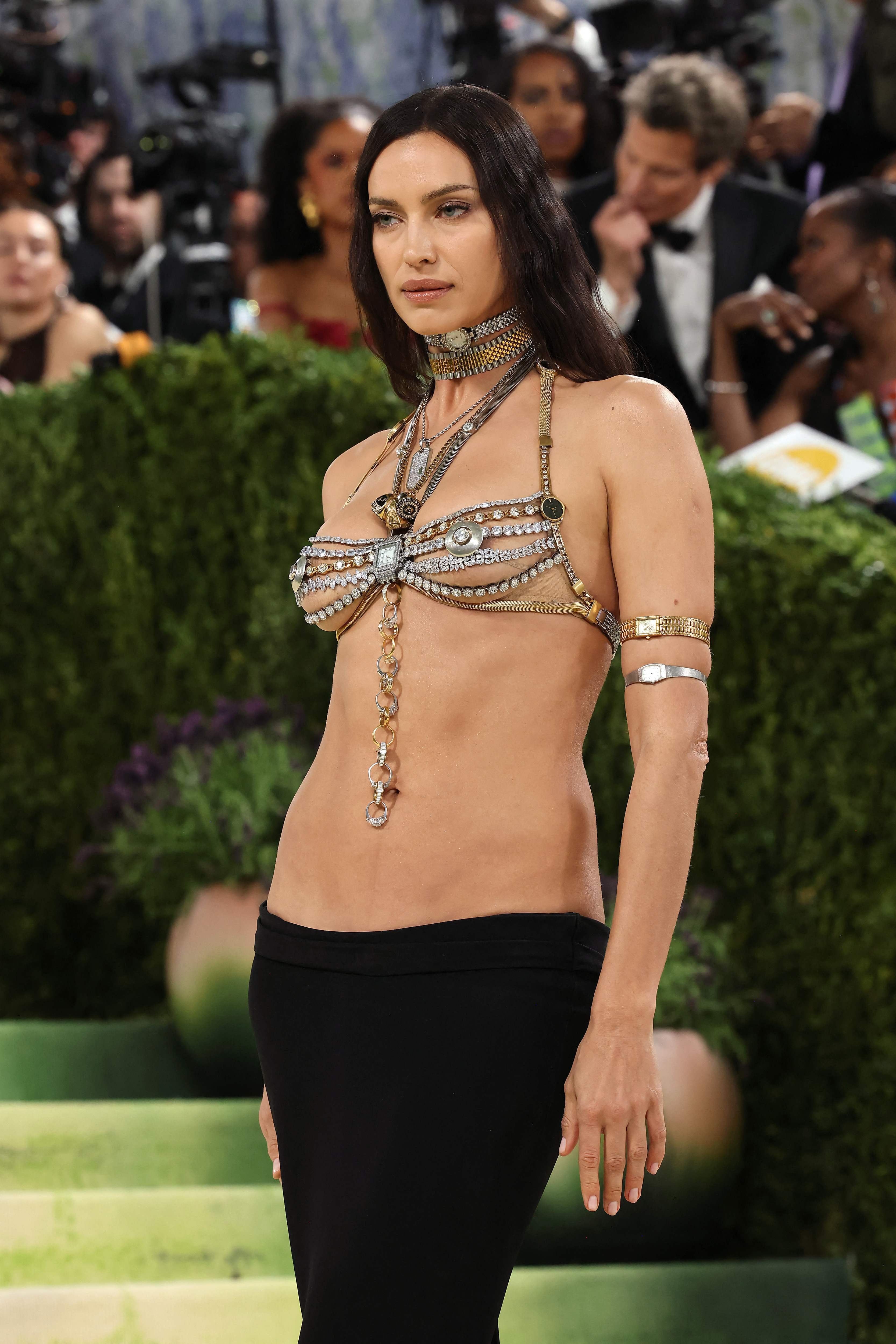 La top model lució collares y brazaletes que hacían juego con su sujetador