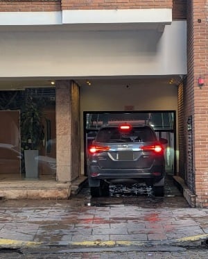 El vehículo oficial que usa Adorni entró en la cochera del edificio donde vive el exfuncionario el pasado miércoles