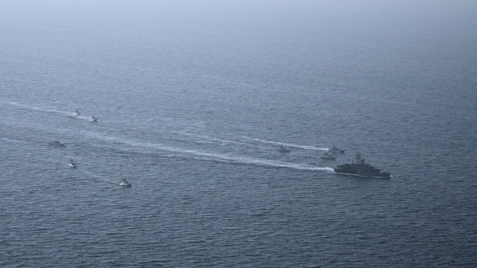 En esta imagen proporcionada por Sepahnews, de la Guardia Revolucionaria de Irán, el 16 de febrero de 2026, se ven maniobras de la Guardia en el golfo Pérsico el lunes 16 de febrero de 2026. (Sepahnews via AP)