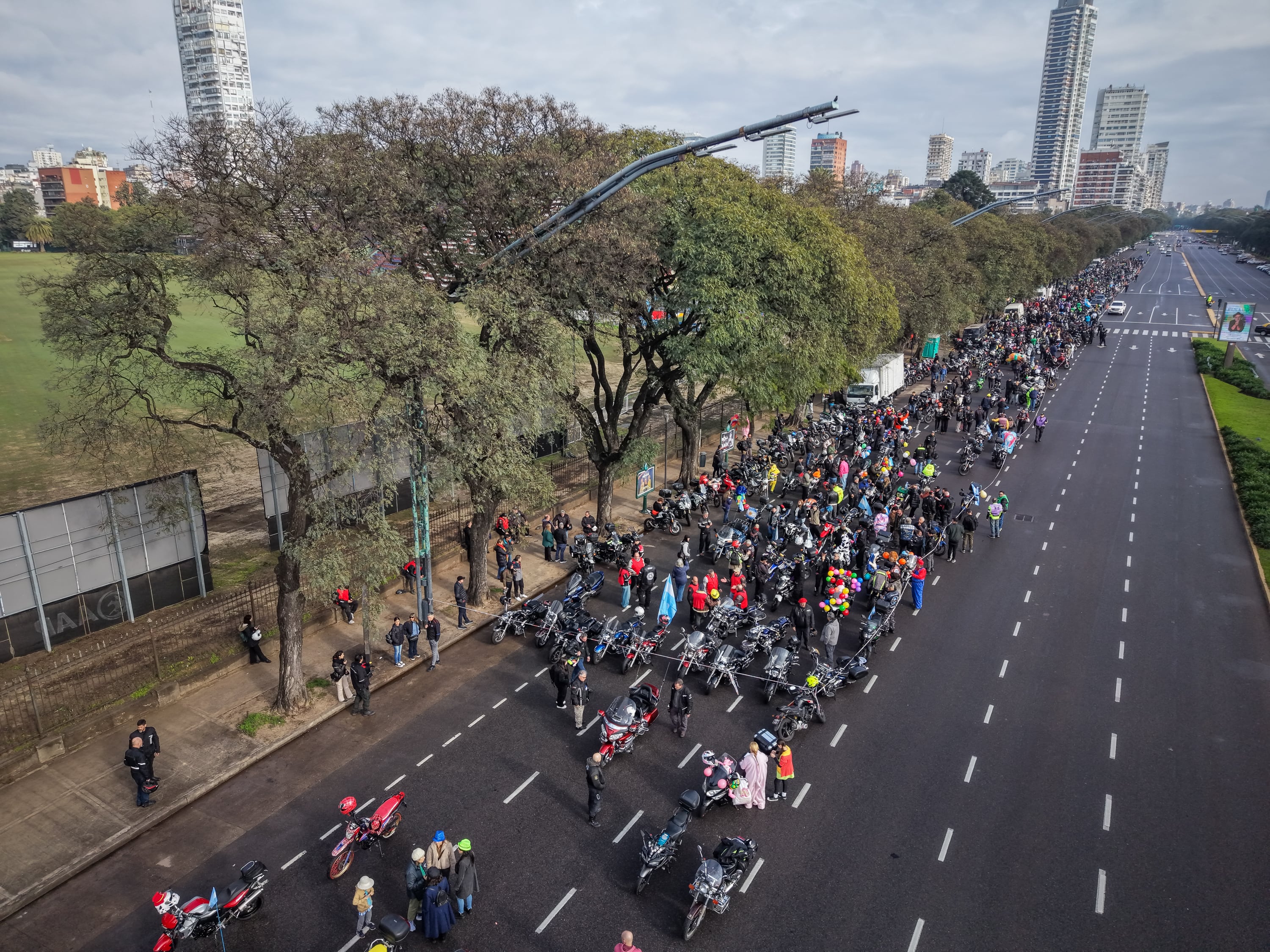 Son varias las personas que participan, desde pilotos hasta voluntarios