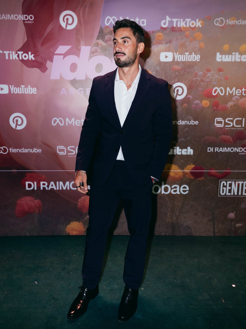 Nico Occhiato apostó por un outfit clásico, pero decidió no llevar corbata