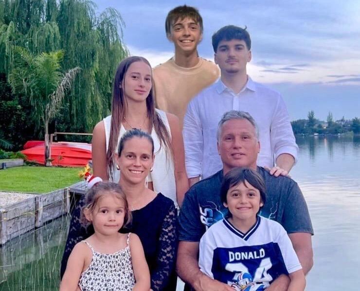 Con sus padres y hermanos.