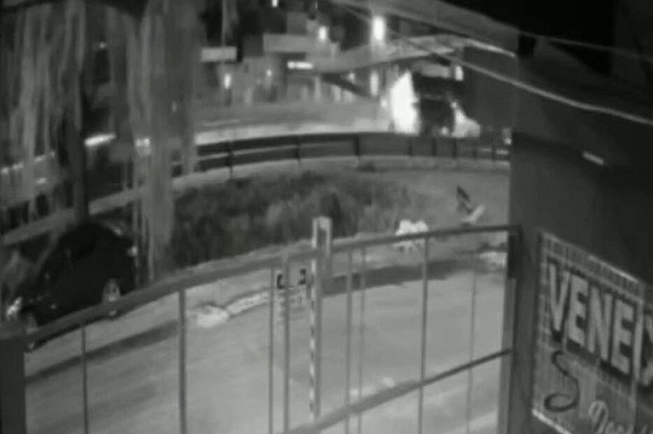 El momento en el que el camión perdió el control y chocó contra un puente en la Panamericana