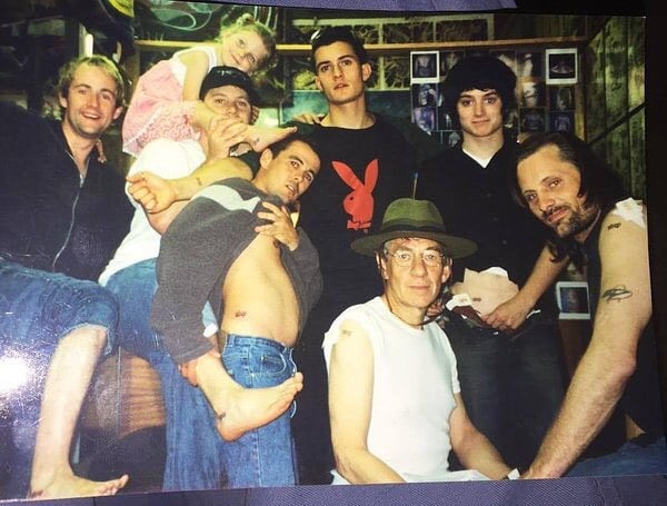 Se filtró lo poco que cobraron los actores de la trilogía de El señor de los anillos 7 A pesar de los bajos salarios, todos los actores se hicieron muy amigos, al punto de que todos llevan un tatuaje en alusión a la película que los unió