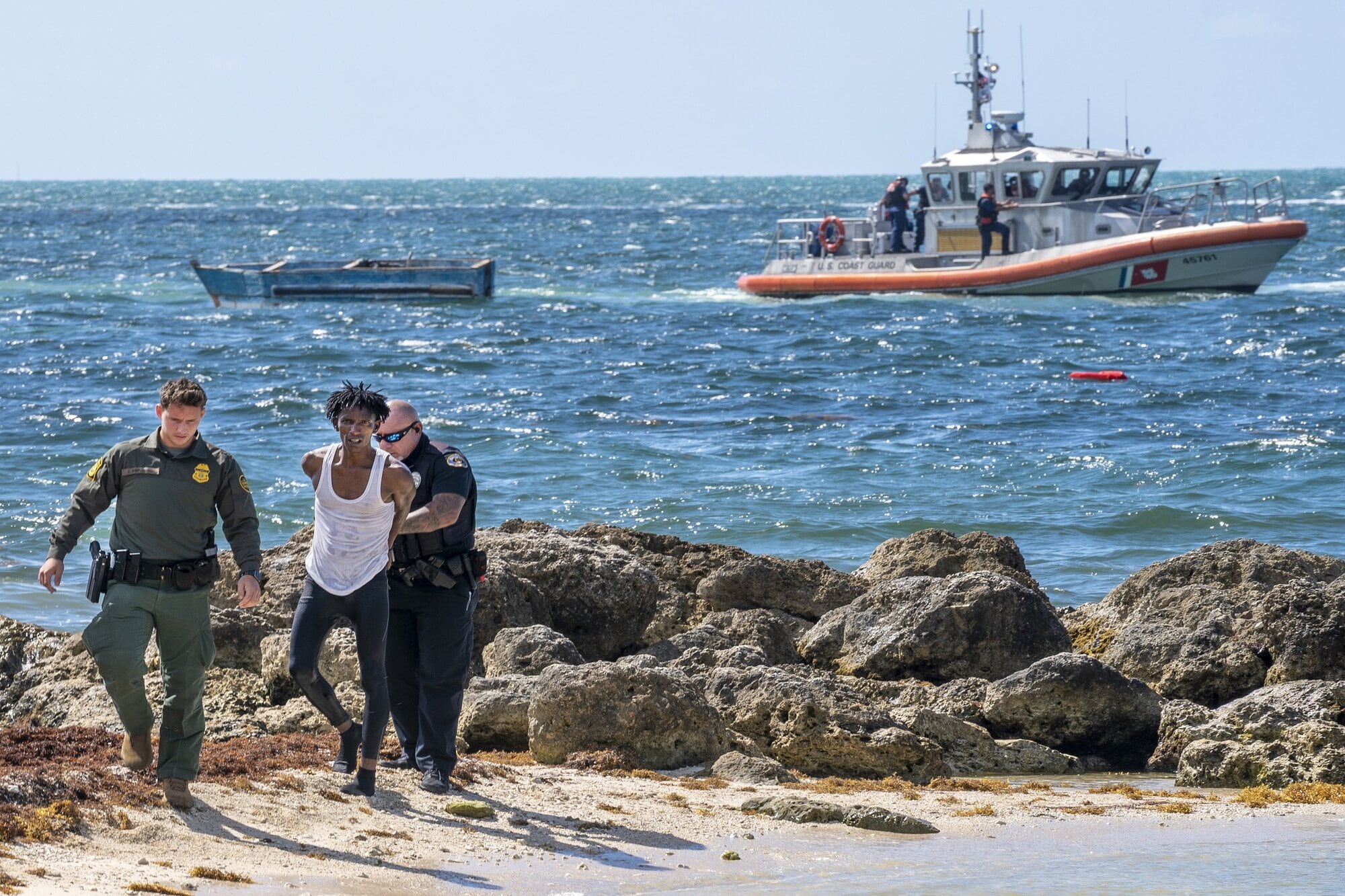 Los detenidos enfrentan cargos por asalto a mano armada, ingleso ilegal al territorio nacional y delitos asociados con actos terroristas
