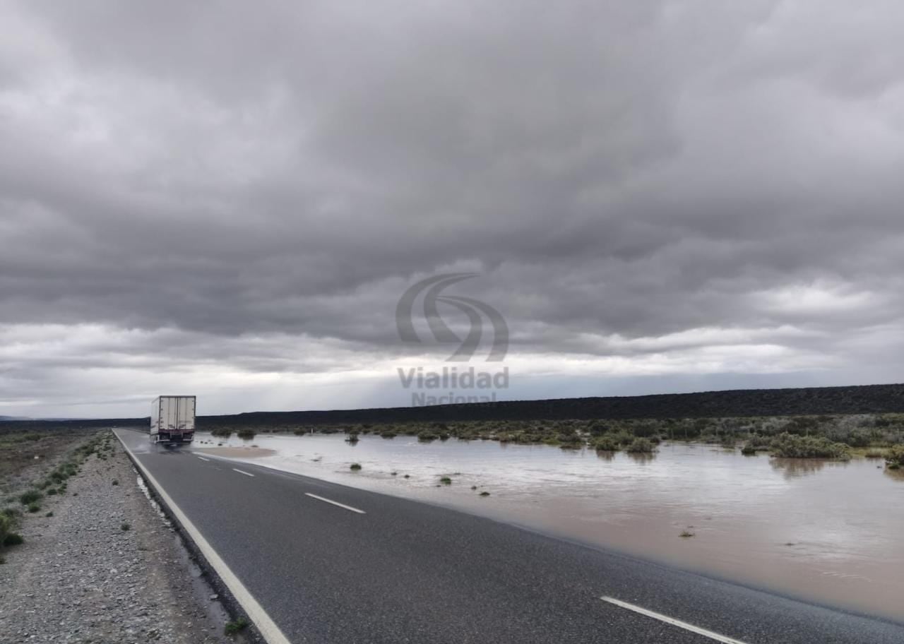 Banquinas anegadas en la ruta 237 a la altura de Piedra del Águila