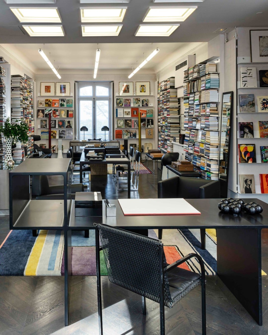 La casa está ubicada en el corazón de un parque arbolado de dos hectáreas