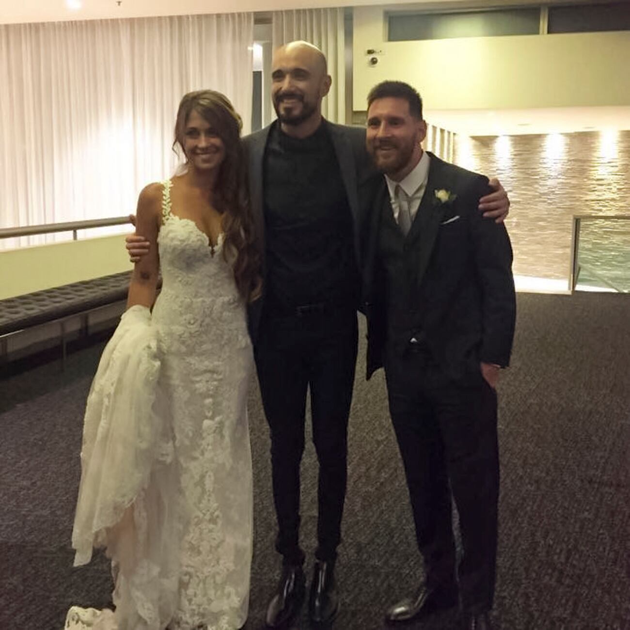 Los novios se acercaron a saludar a Abel Pintos y se sacaron una foto juntos