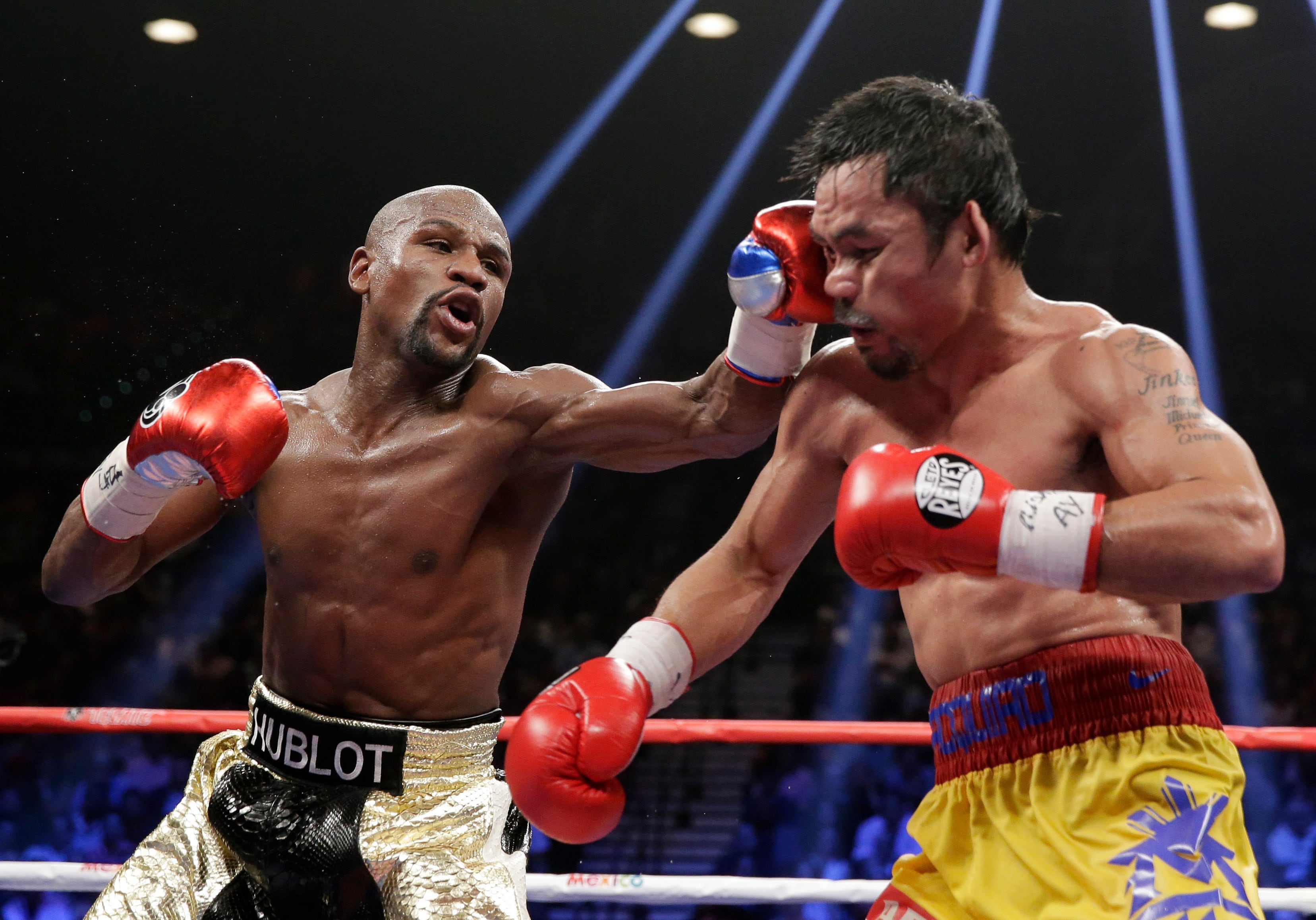 Floyd Mayweather y Manny Pacquiao, durante su pelea por el campeonato de peso welter el 2 de mayo de 2015, en Las Vegas