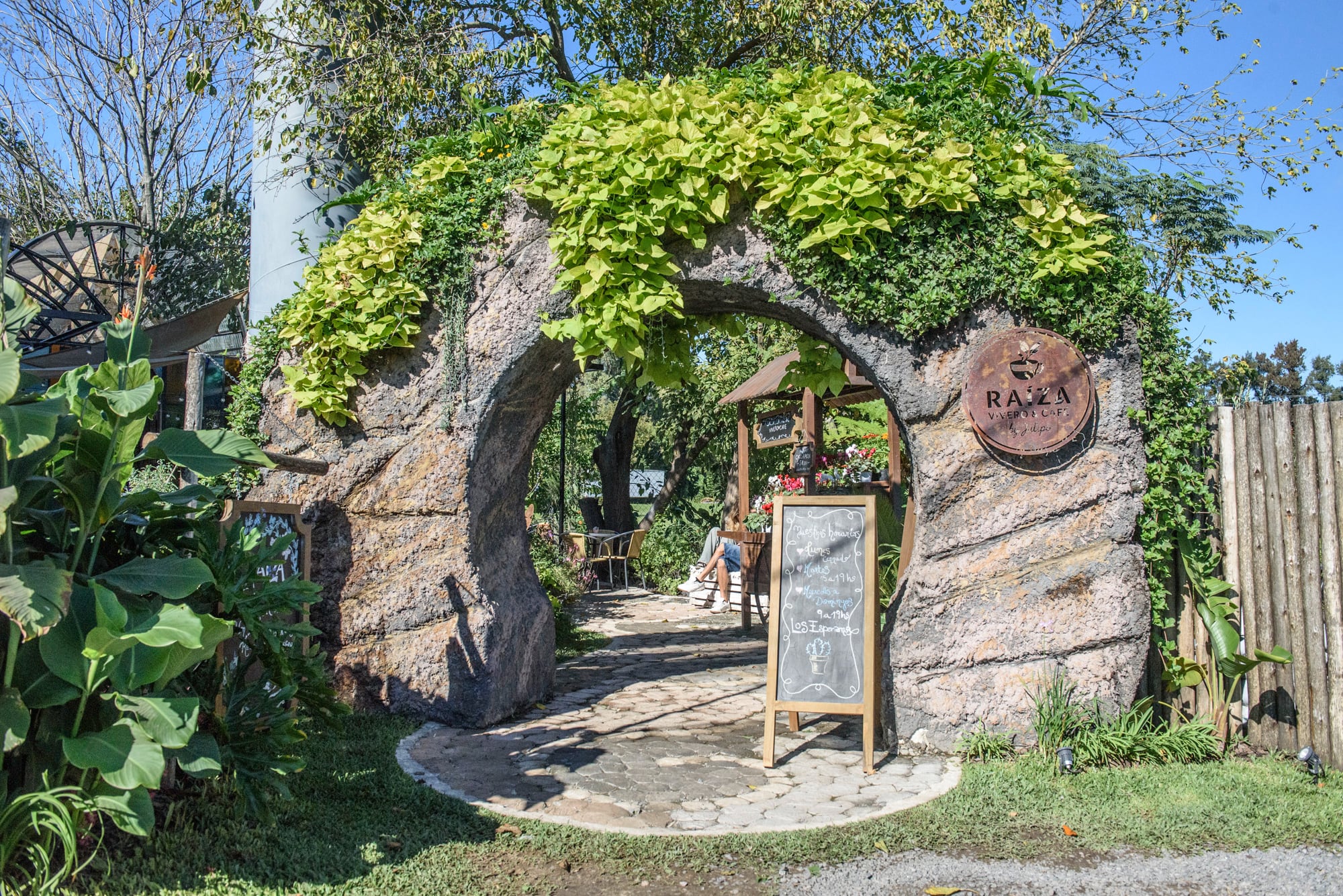 Entrada al café-vivero sobre la avenida 12 de Octubre