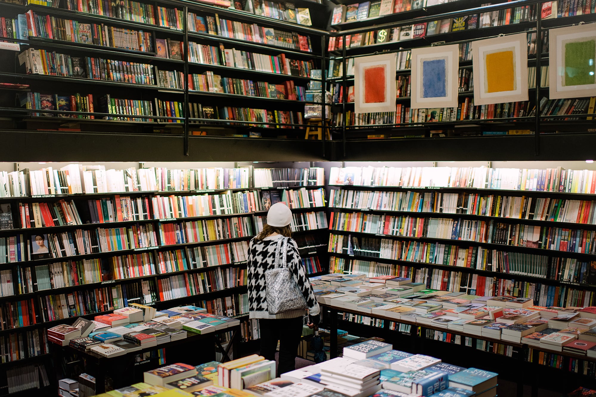 Unos 10.000 escritores firman un libro en blanco para protestar contra el “robo” de la IA en Reino Unido