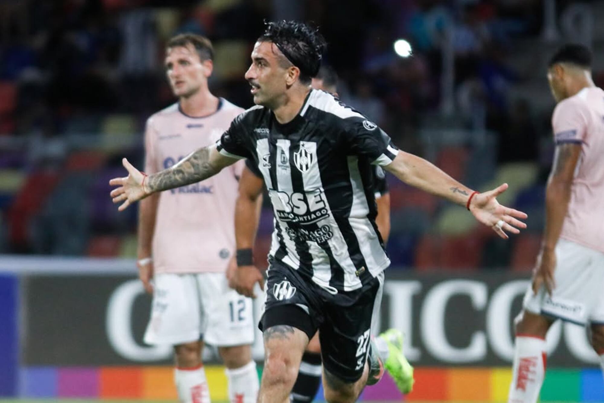 Michael Santos convirtió uno de los goles de Central Córdoba frente a Talleres