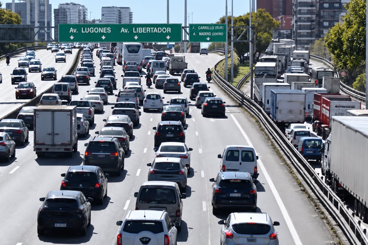 Caos de tránsito en la avenida General Paz y Lugones por la interrupción de tres carriles por obras de Metrogas