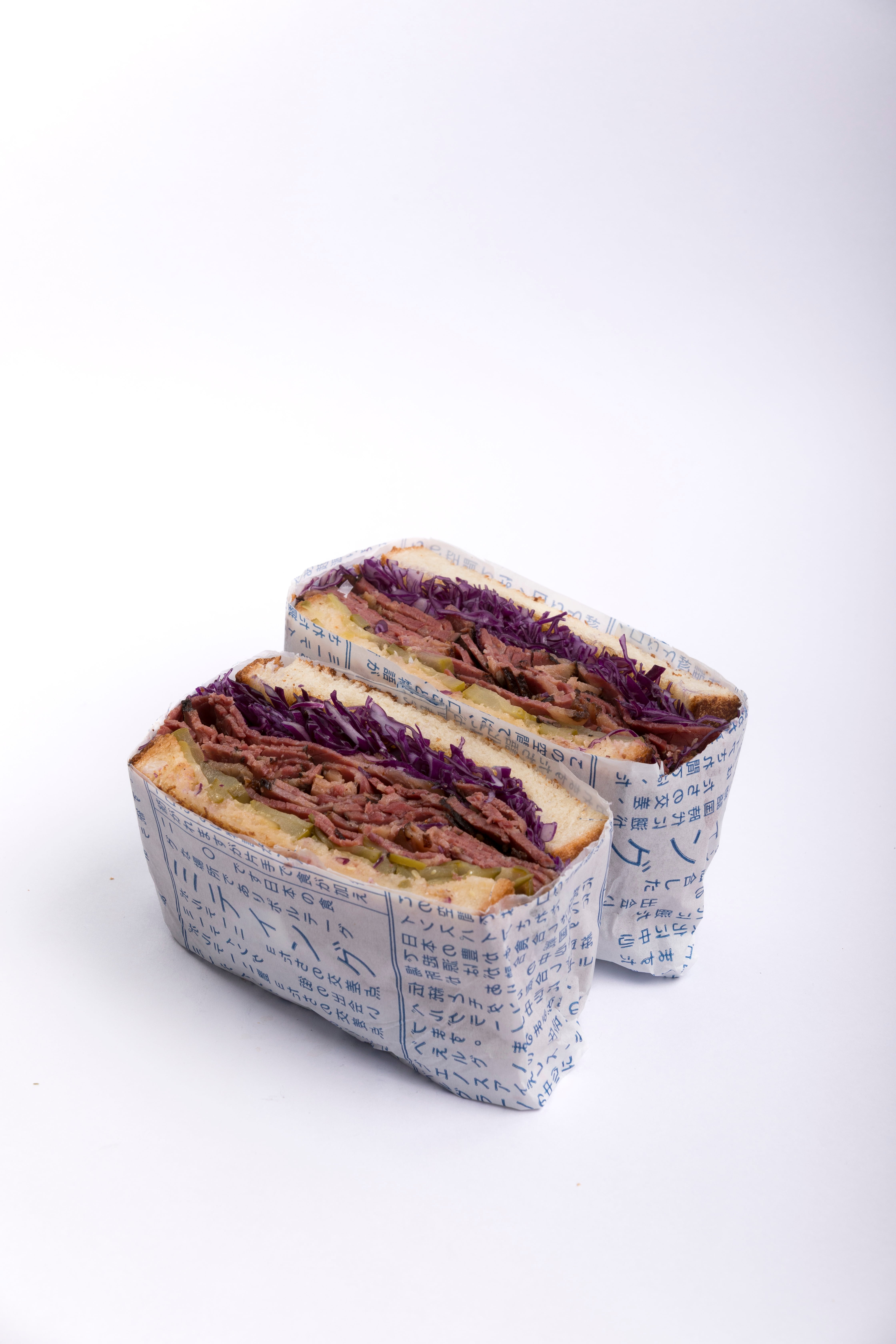 Los sándwiches sando son uno de los sellos de la casa. En este caso, de pastrami.