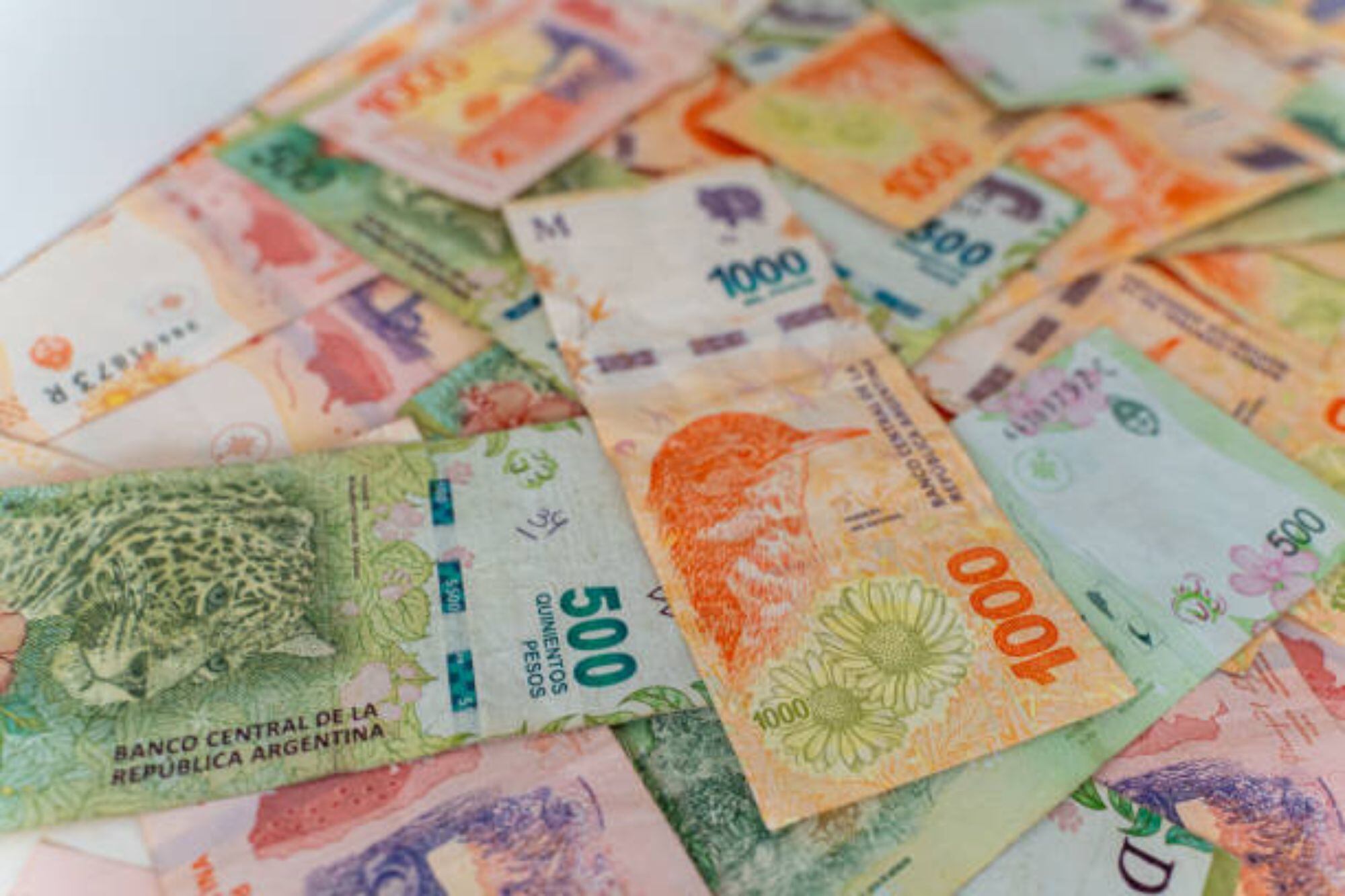 En el Gobierno aseguran que circulan tan pocos pesos que estamos más cerca de una economía del trueque que de una que presione sobre los precios