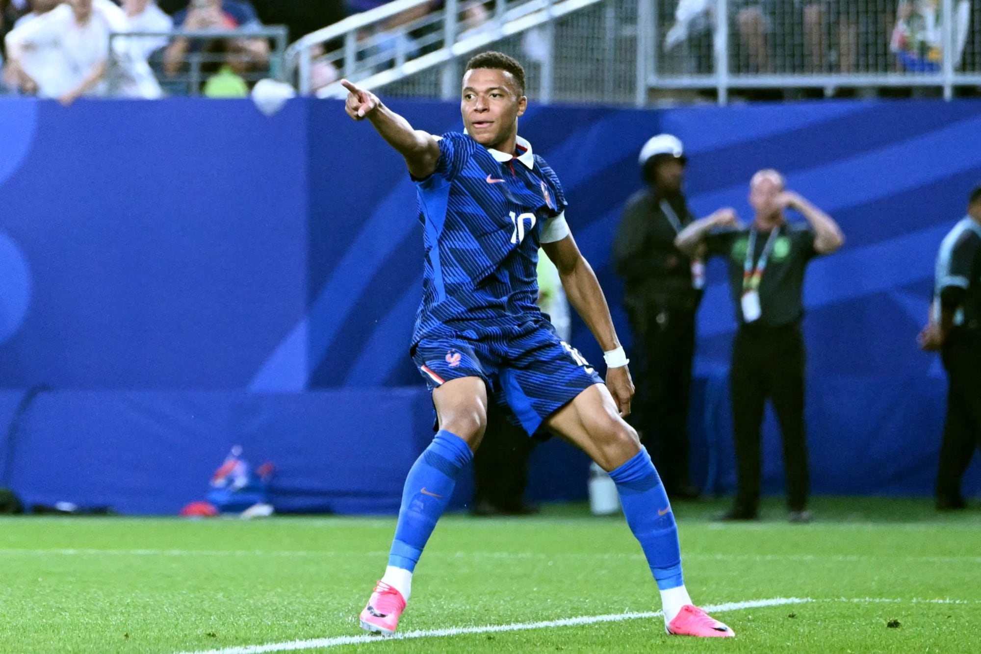 Mbappé brilló para que Francia le gane a la tormenta, a las dos horas de postergción y a Irak