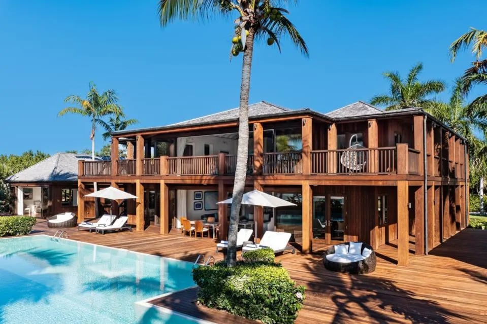 Bruce Willis compró en el 2000 un terreno en Parrot Cay, donde construyó un exclusivo complejo frente al mar