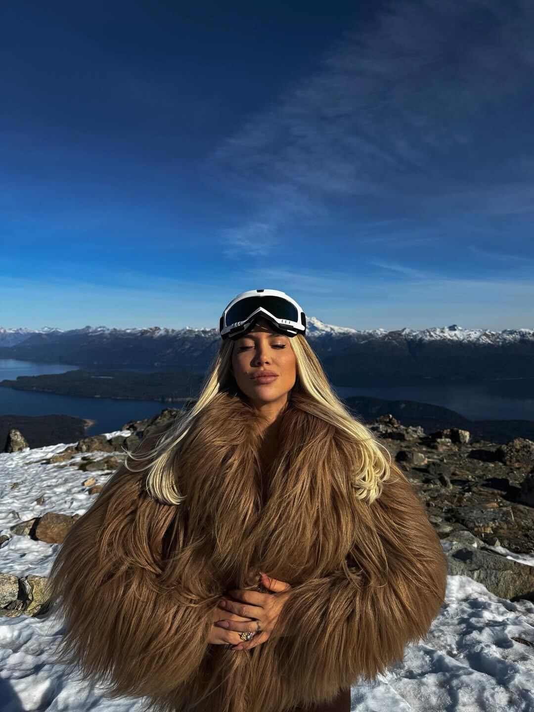 La influencer usó un tapado marrón y un catsuit al cuerpo