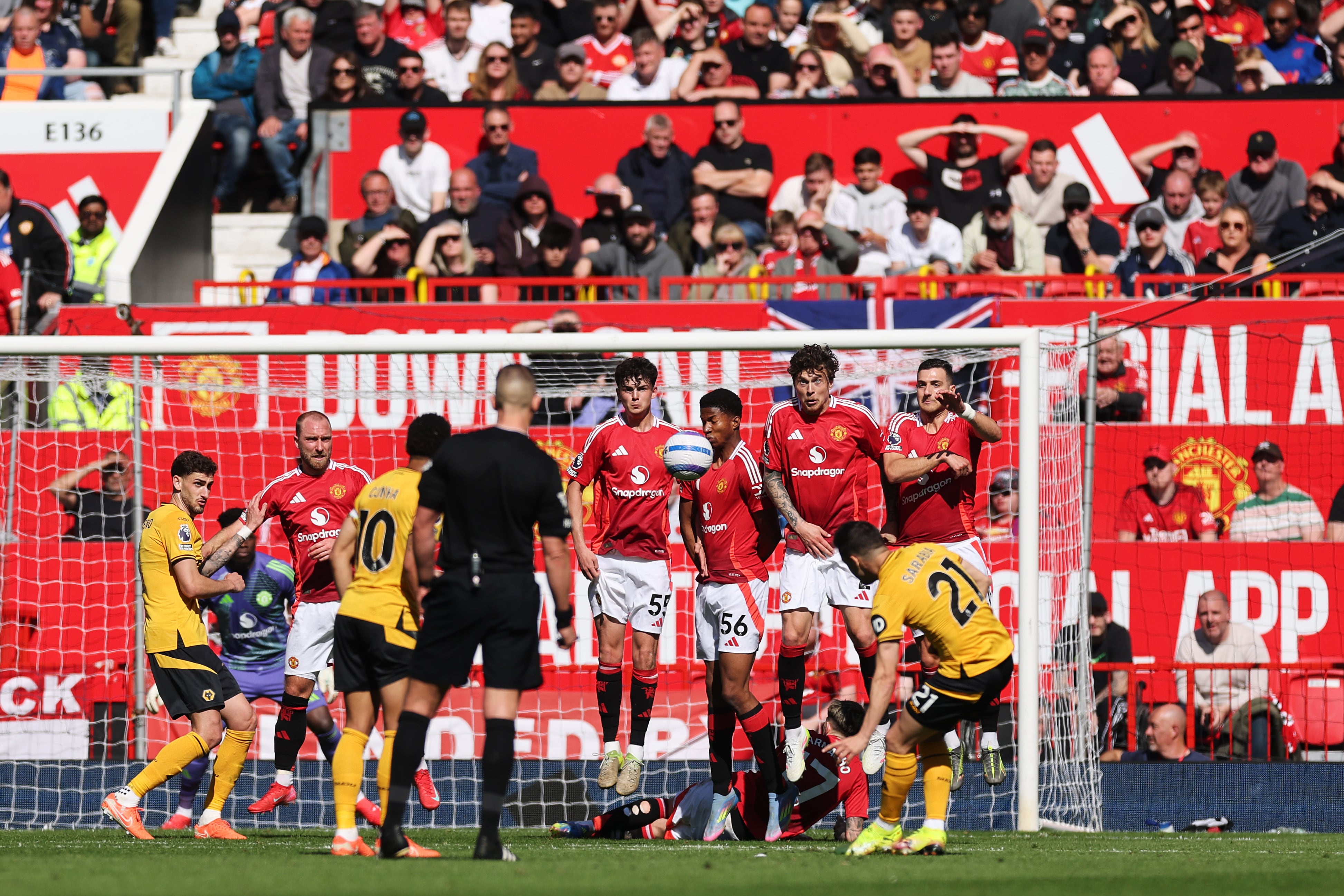 Una postal del golazo del español Pablo Sarabia, de tiro libre, con el que Wolverhampton venció de visitante 1-0 a Manchester United