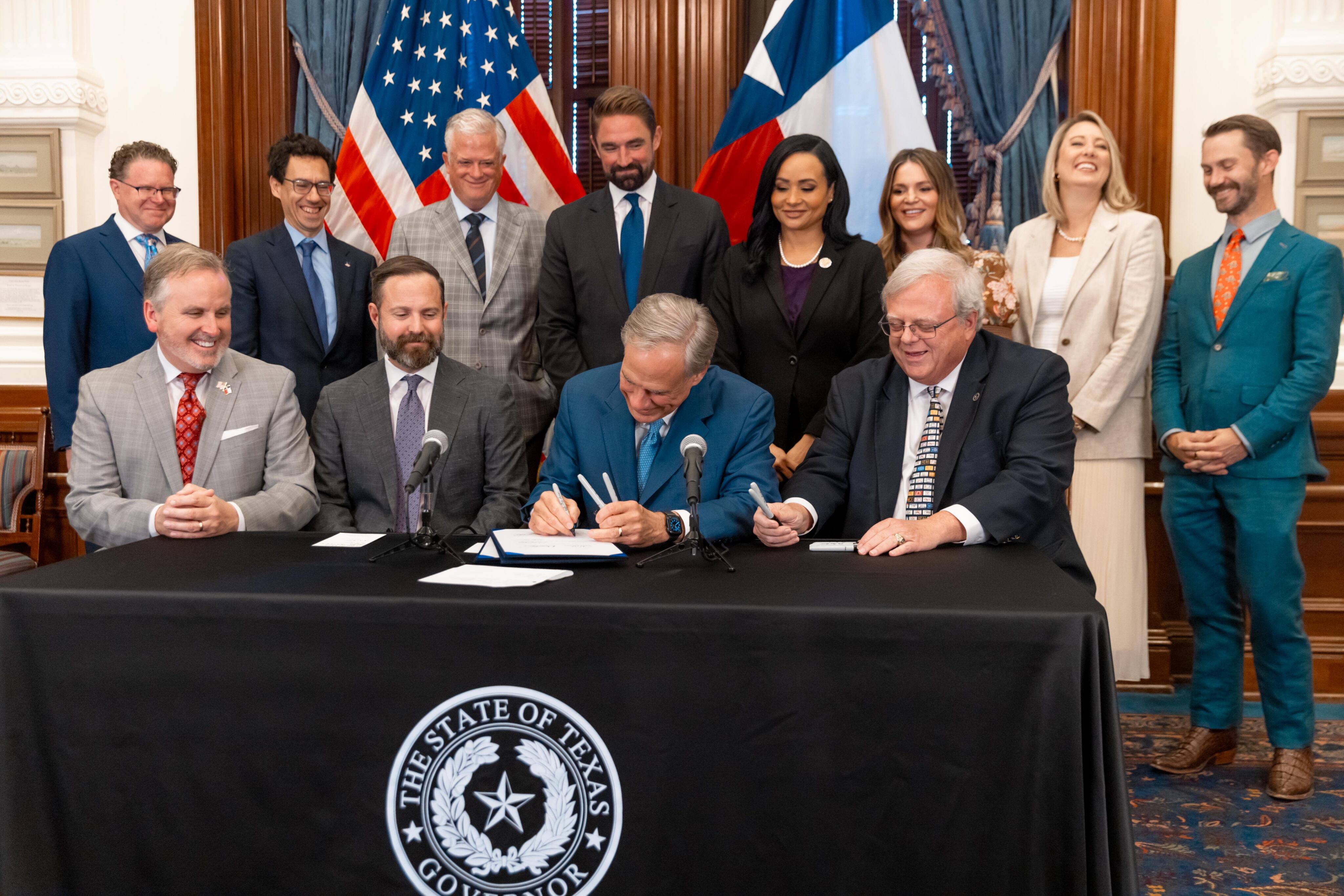 Las leyes firmadas por Greg Abbott entrarán en vigor el 1° de septiembre de 2025