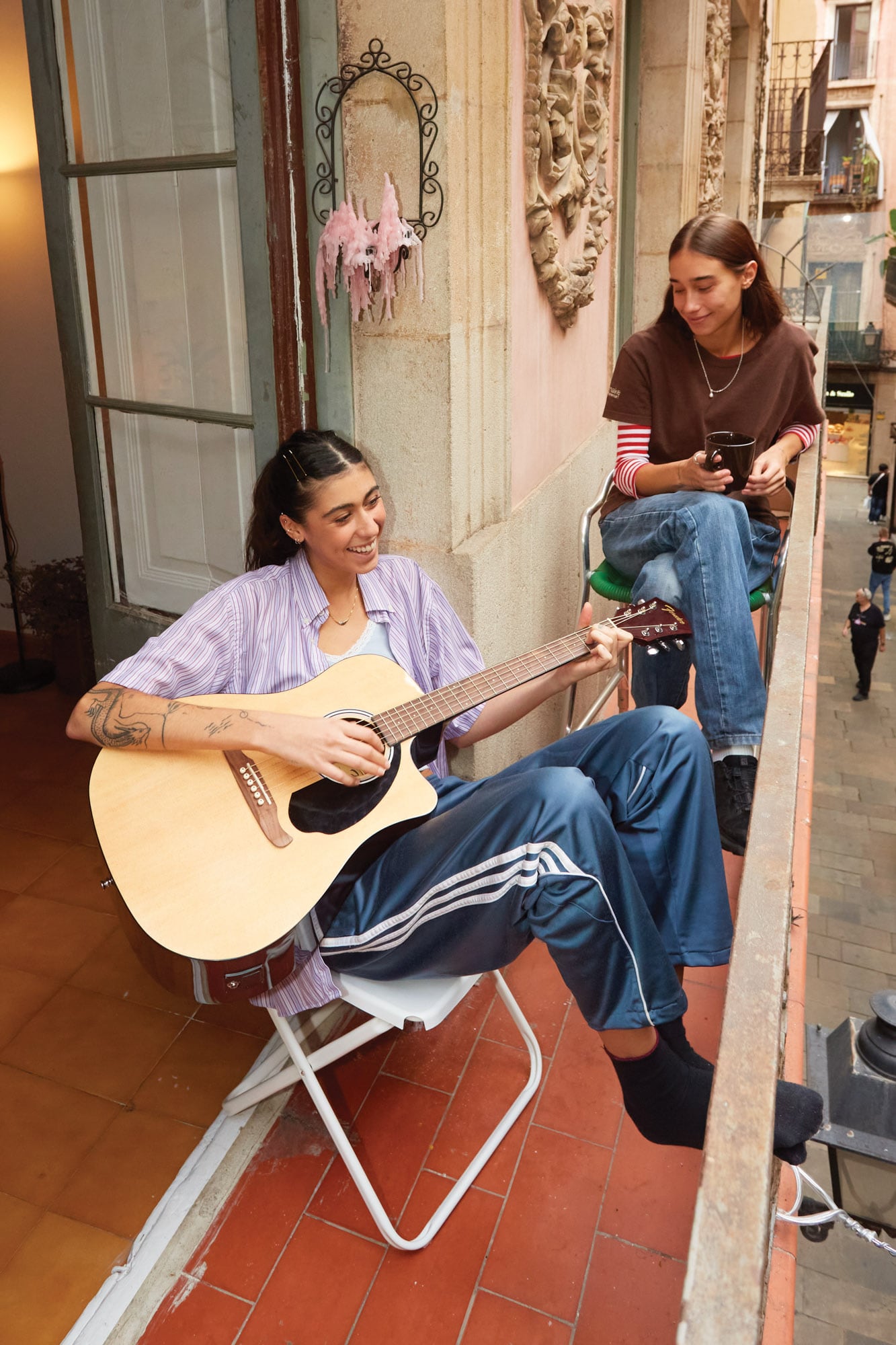 Renata y Ana en su hogar de España