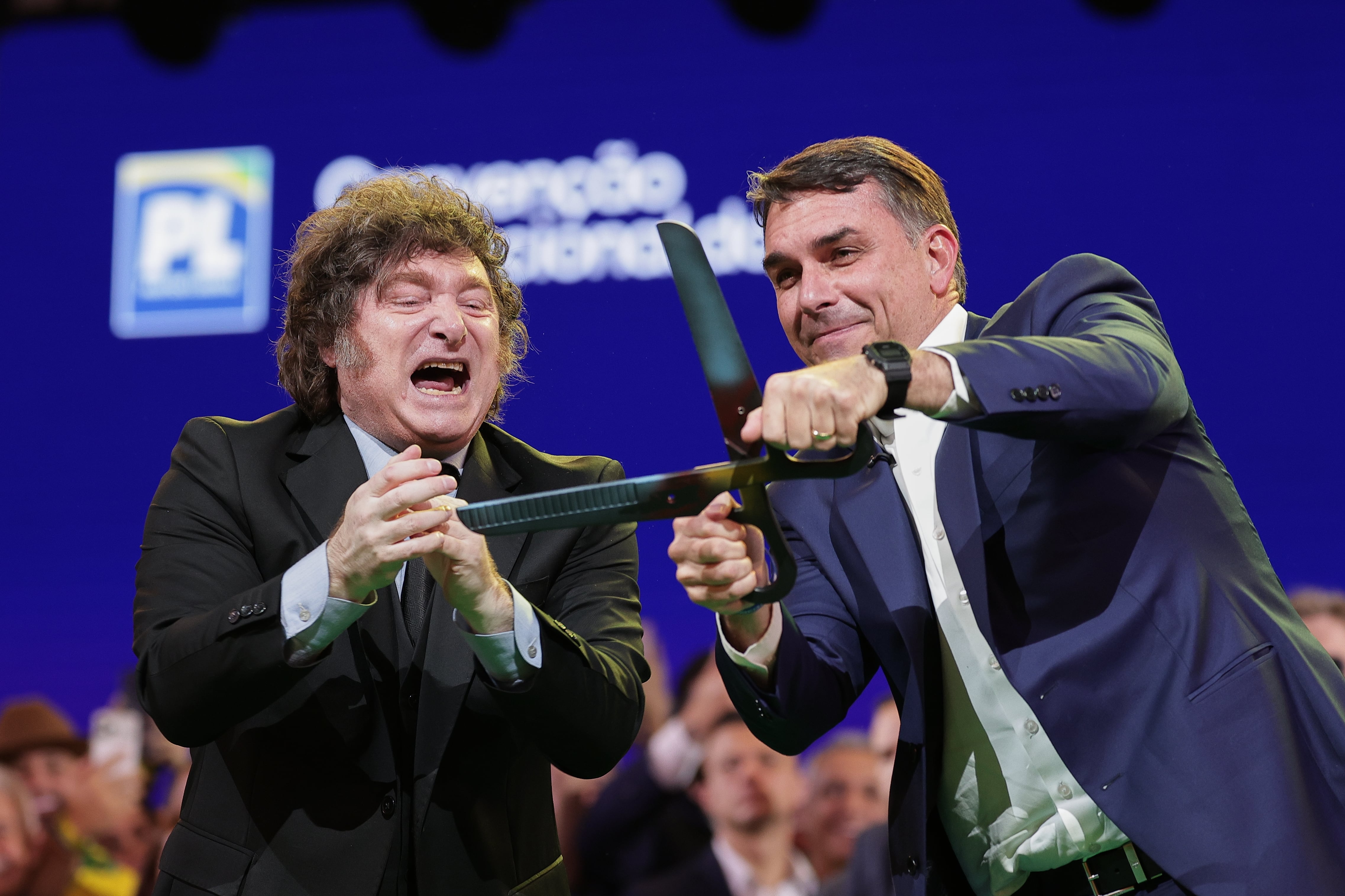 El senador brasileño Flavio Bolsonaro y Javier Milei