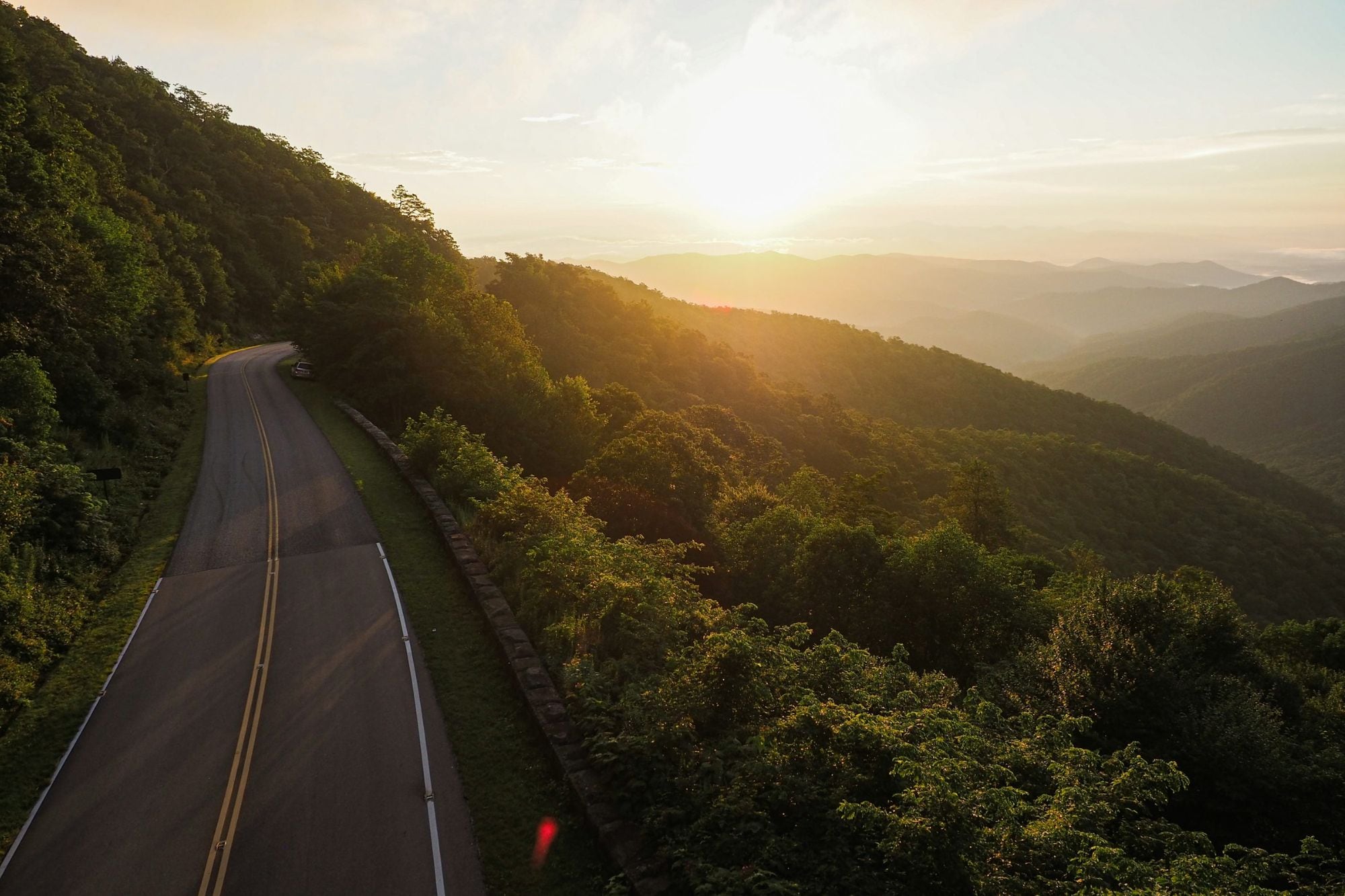 Asheville es una ciudad ubicada en medio de las Montañas Blue Ridge que equilibra los espacios urbanos con los naturales (Unsplash)