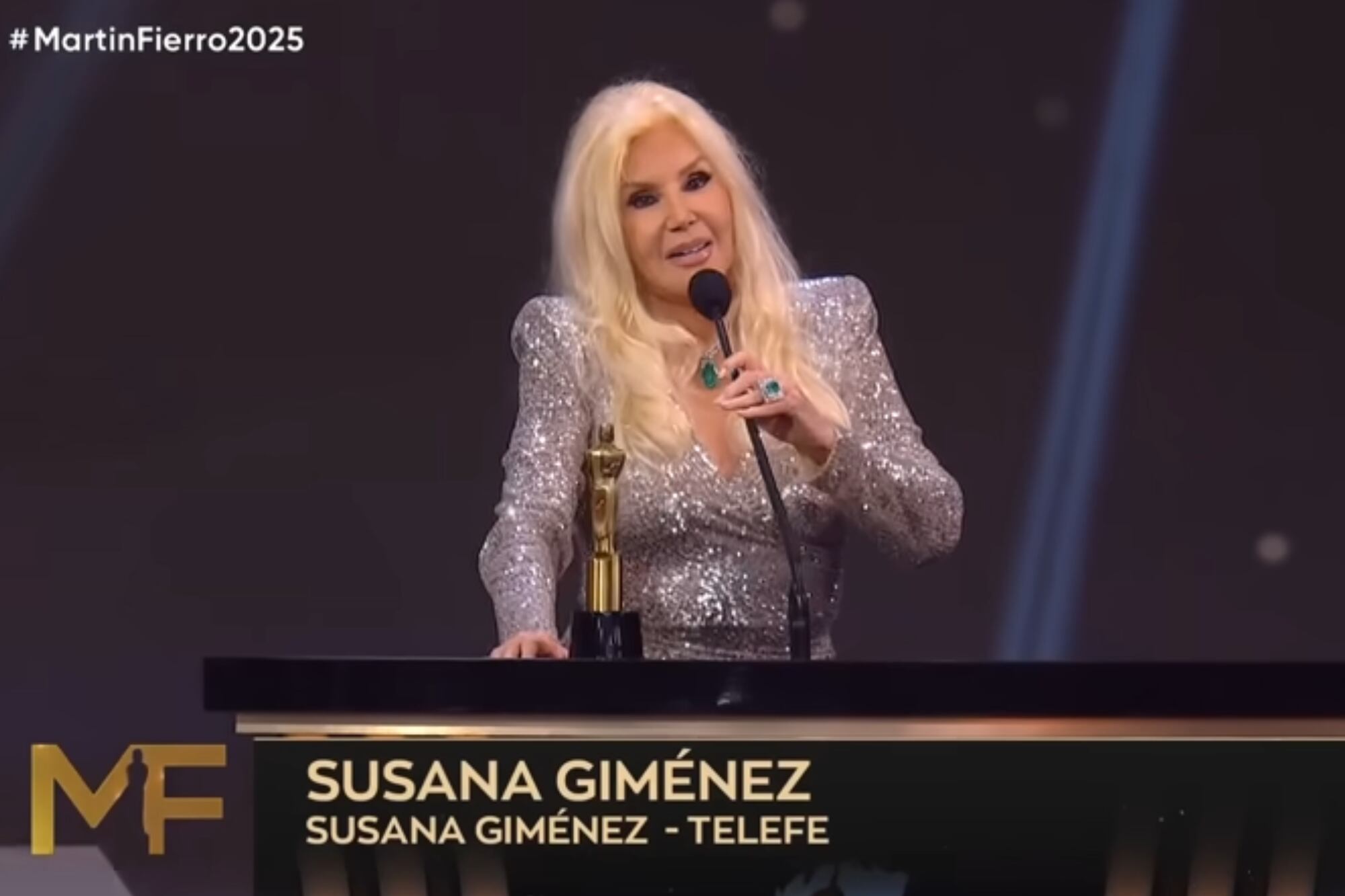 Cuando recibió el Martín Fierro a la labor en conducción femenina, Susana Giménez quiso mencionar a Luck Ra, pero lo llamó Ruckau (Foto: Captura de video)