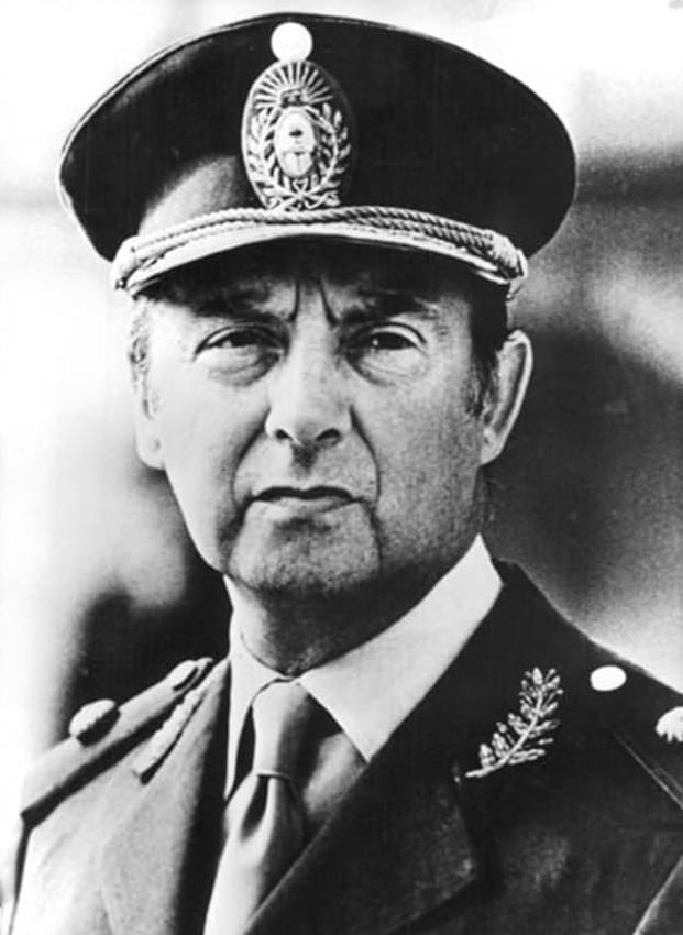 Suárez Mason nació en Buenos Aires en 1924 e ingresó joven al Colegio Militar de la Nación, hizo toda su carrera dentro del Ejército