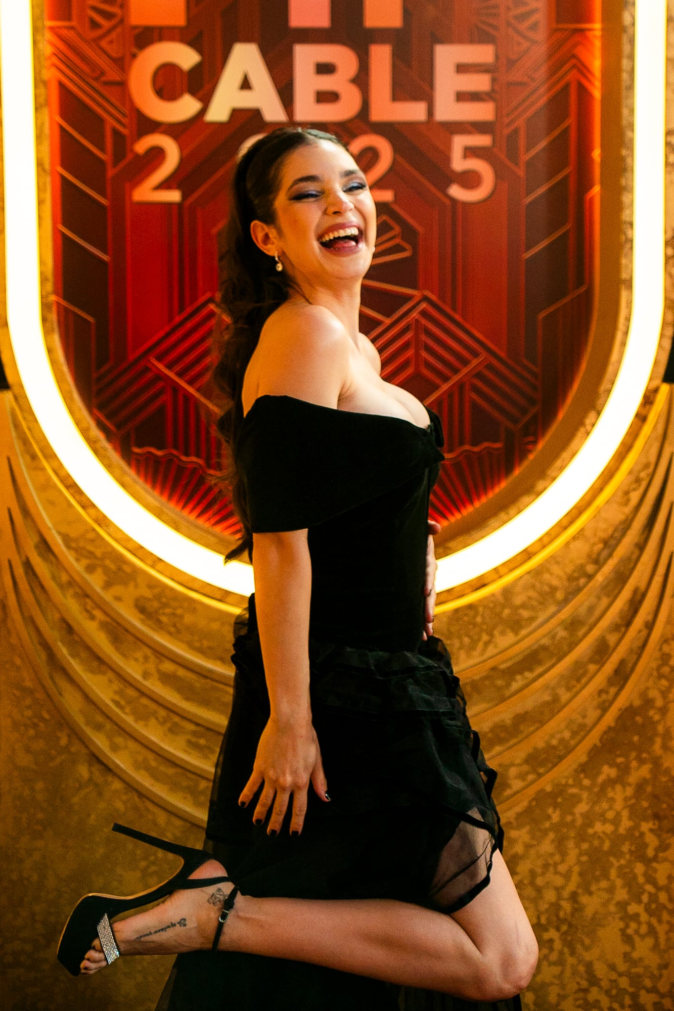 Ornella French, ganadora como Revelación por Emprendi2, posó súper divertida con un vestido que se destacó por su vaporosa falda de tul y un escote profundo. La conductora y productora complementó su outfit con unas sandalias con tira de strass