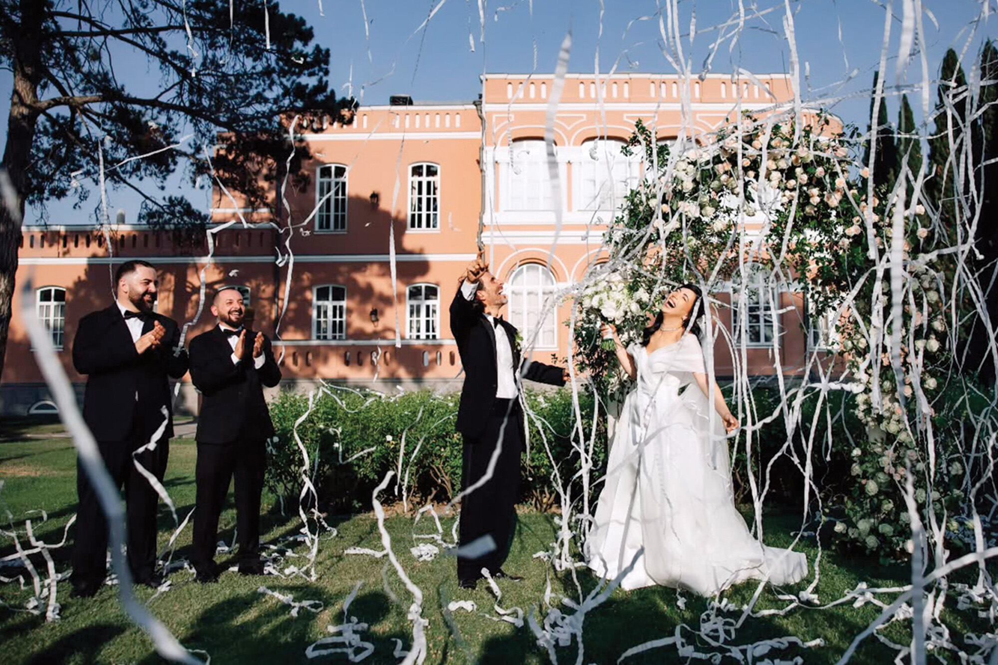 Un momento de la fiesta, al aire libre, bajo una lluvia de guirnaldas blancas