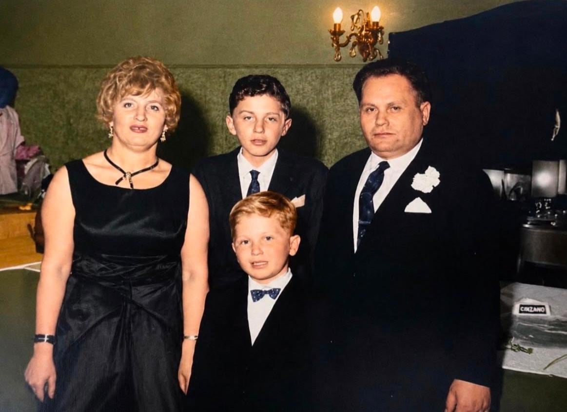 La abuela, el abuelo, el tío y el papá. ¿Qué historias encierra esa foto familiar? Julieta lo va a indagar hasta el último detalle.