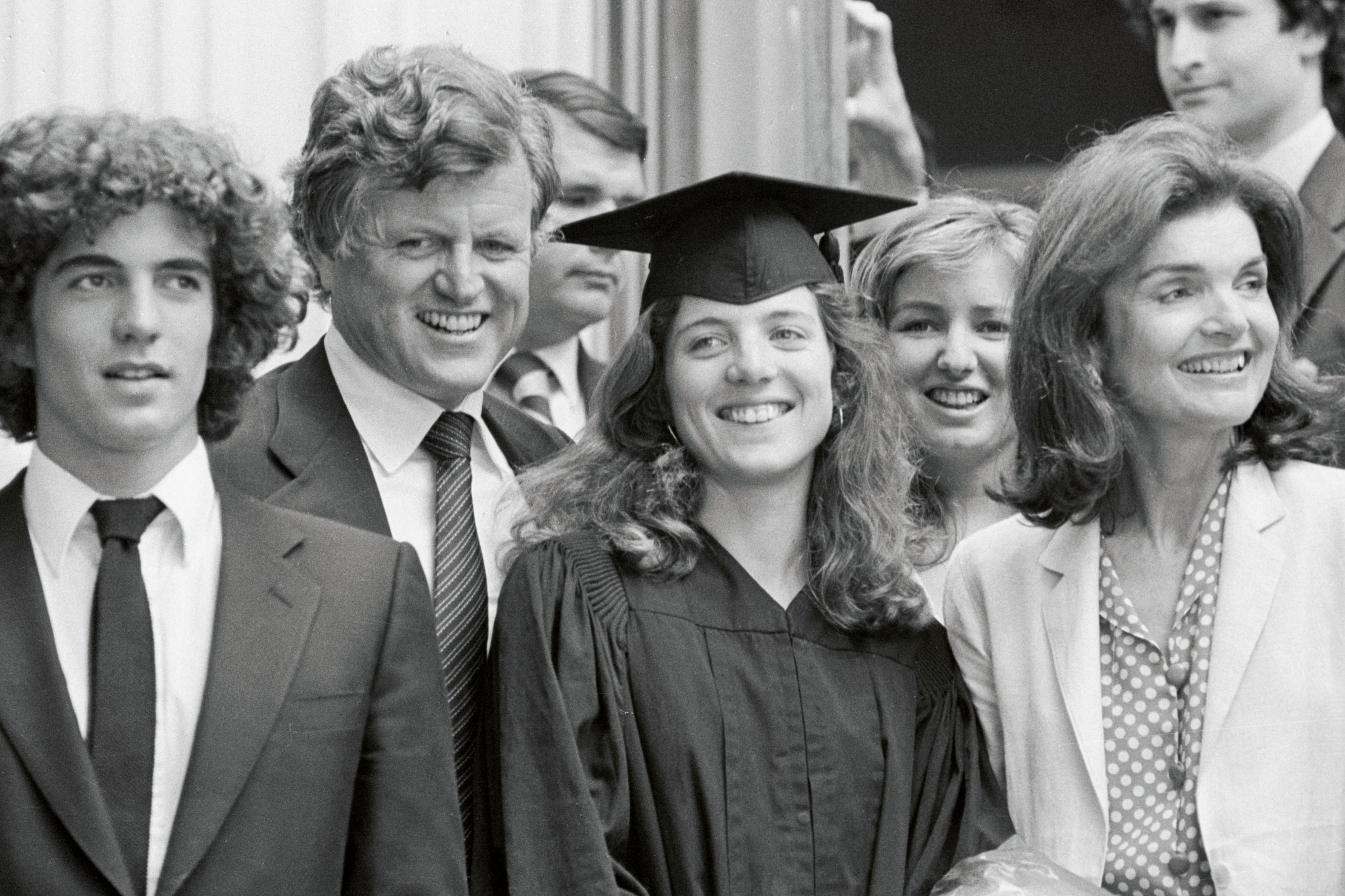 En la ceremonia de graduación en Radcliffe de la Universidad de Harvard, en mayo de 1980, estuvieron su hermano, su tío Edward y la inconfundible Jackie