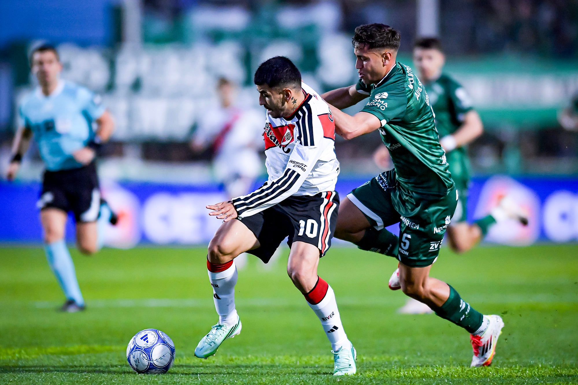 Ángel Correa intenta dominar ante la marca de Manuel García