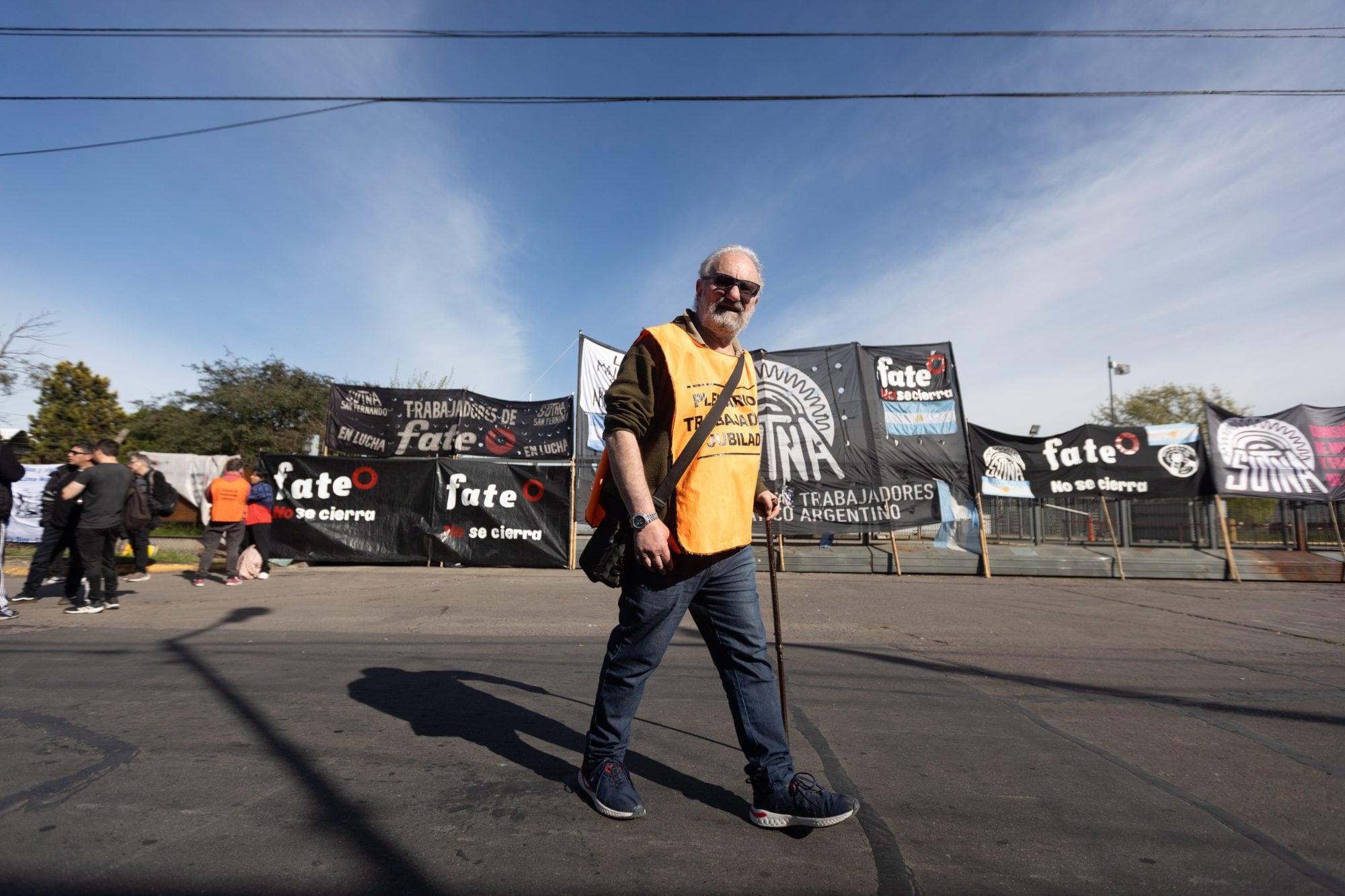 Trabajadores de Fate en la puerta de la empresa