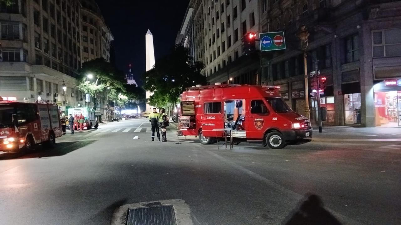 Un incendio en un hotel en el microcentro obligó a evacuar a 100 personas