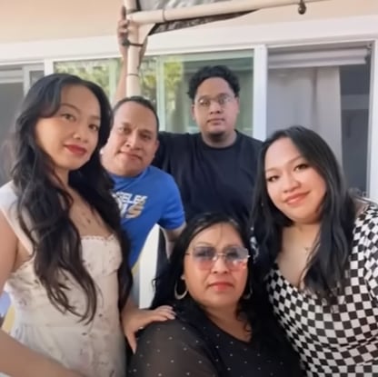 Regina Higuera (centro) dejó consigo a su esposo, tres hijas y tres nietos