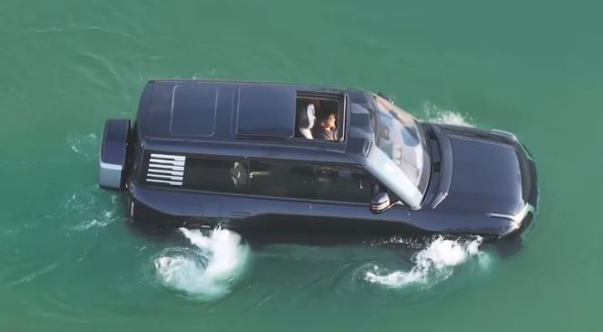La experiencia de manejar un auto… sobre el agua: así es el BYD U8 que flota