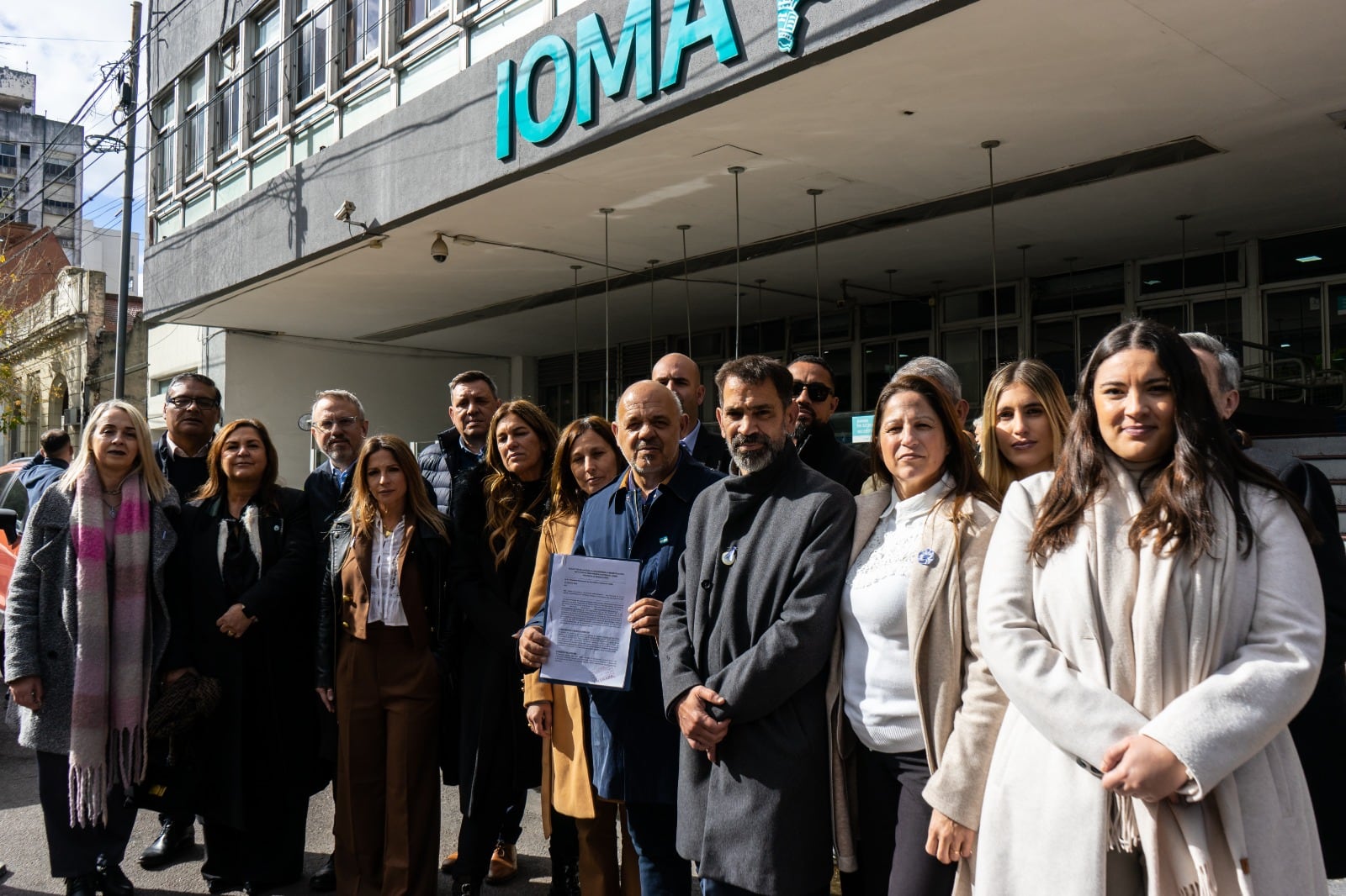 Los legisladores provinciales de LLA, este jueves, frente a la sede central del IOMA, en La Plata