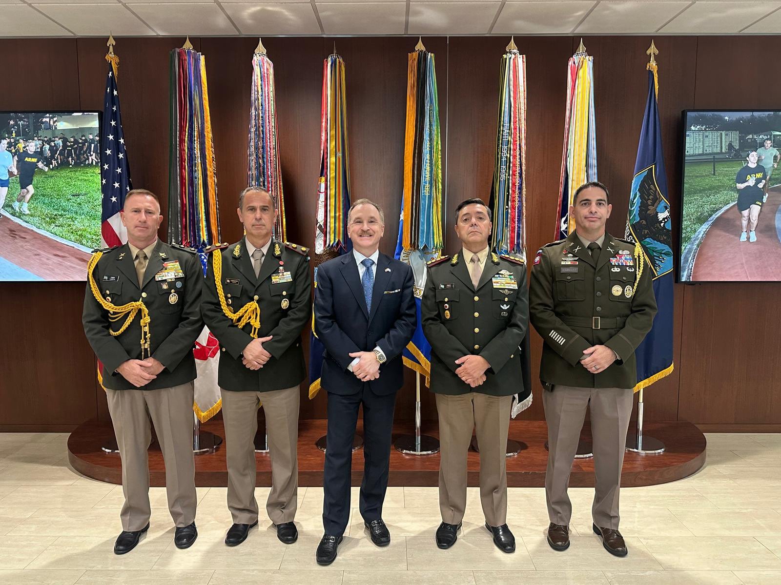 El embajador de Estados Unidos, Peter Lamelas, con el ministro Carlos Presti y autoridades del Ministerio de Defensa, en el encuentro organizado por el Comando Sur del país norteamericano en Miami, en marzo pasado