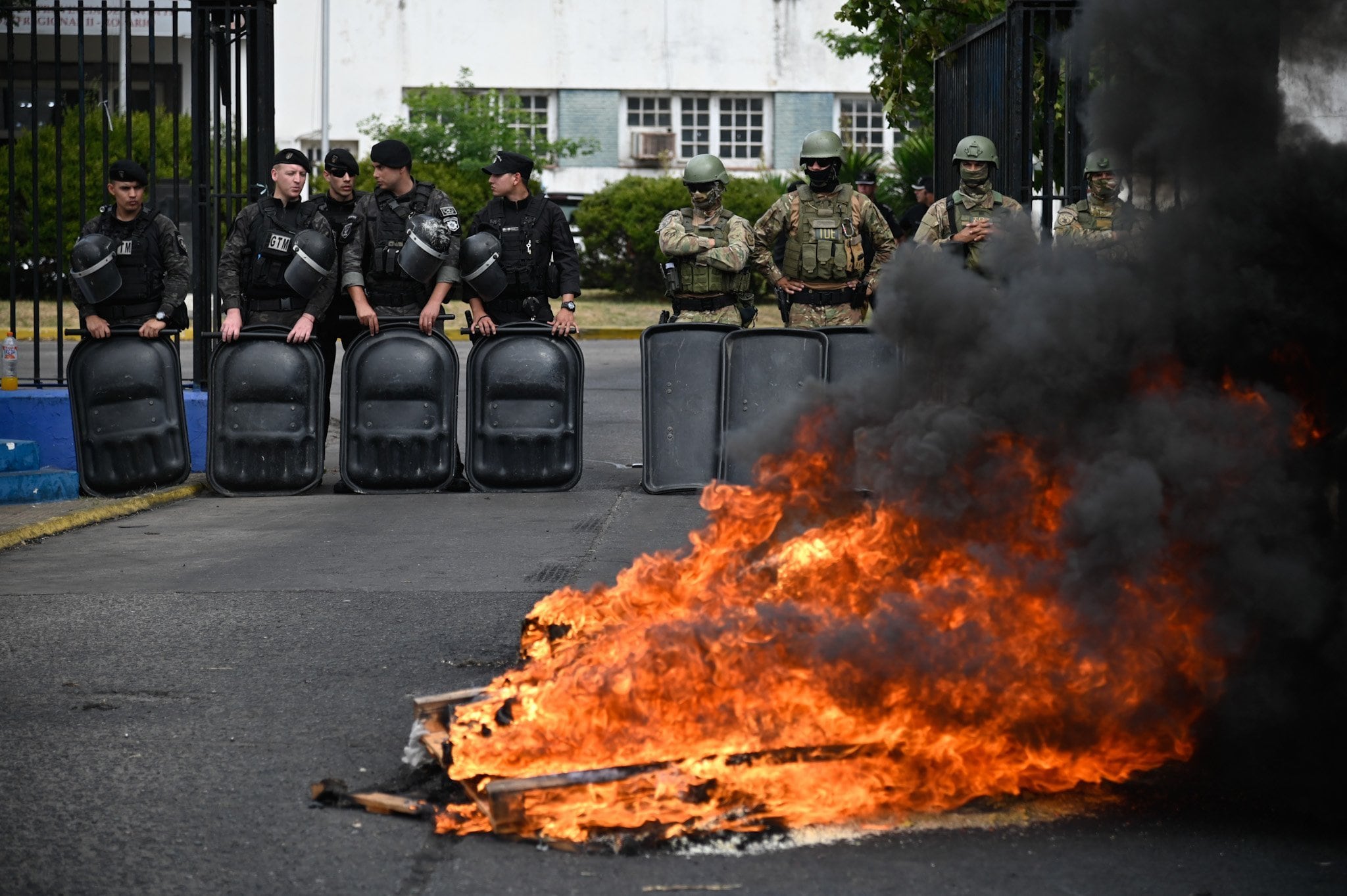 Segundo dia de protestas de policías frente a la jefatura de Rosario por bajos salarios y condiciones laborales