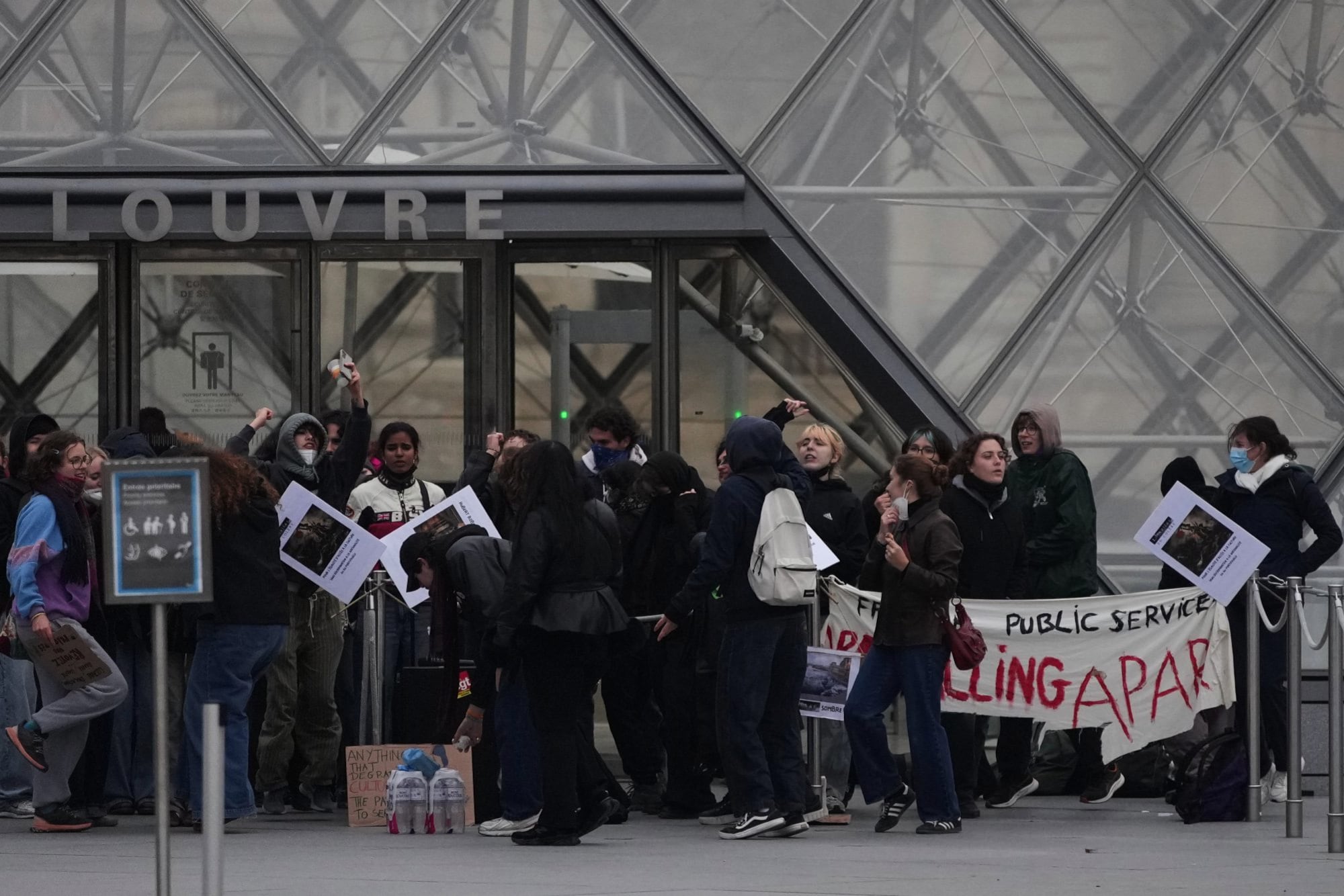 Protestas en la puerta del Museo del Louvre