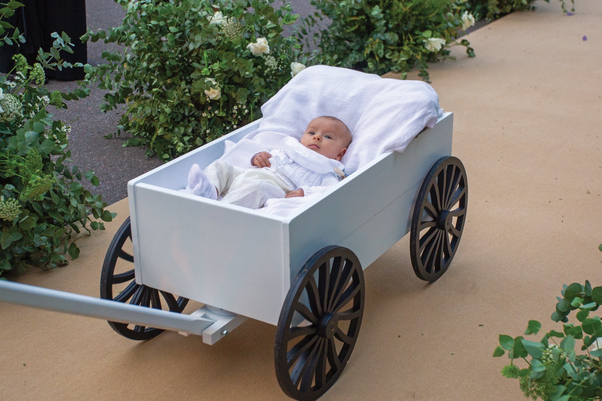 En un carrito de madera, iba Ramón, el bebito de Agustina, que estudió Administración de Empresas.