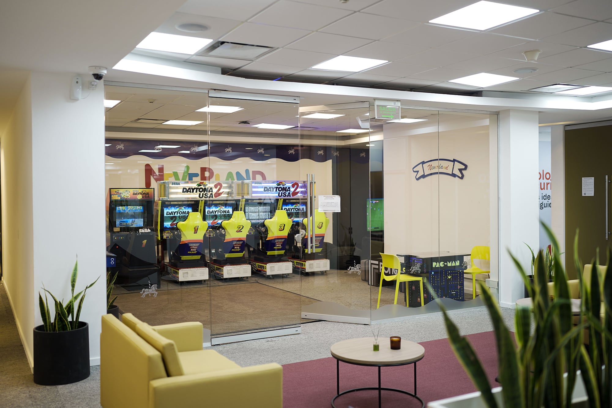 La sala de videojuegos cuenta con consolas retro y PlayStation 5