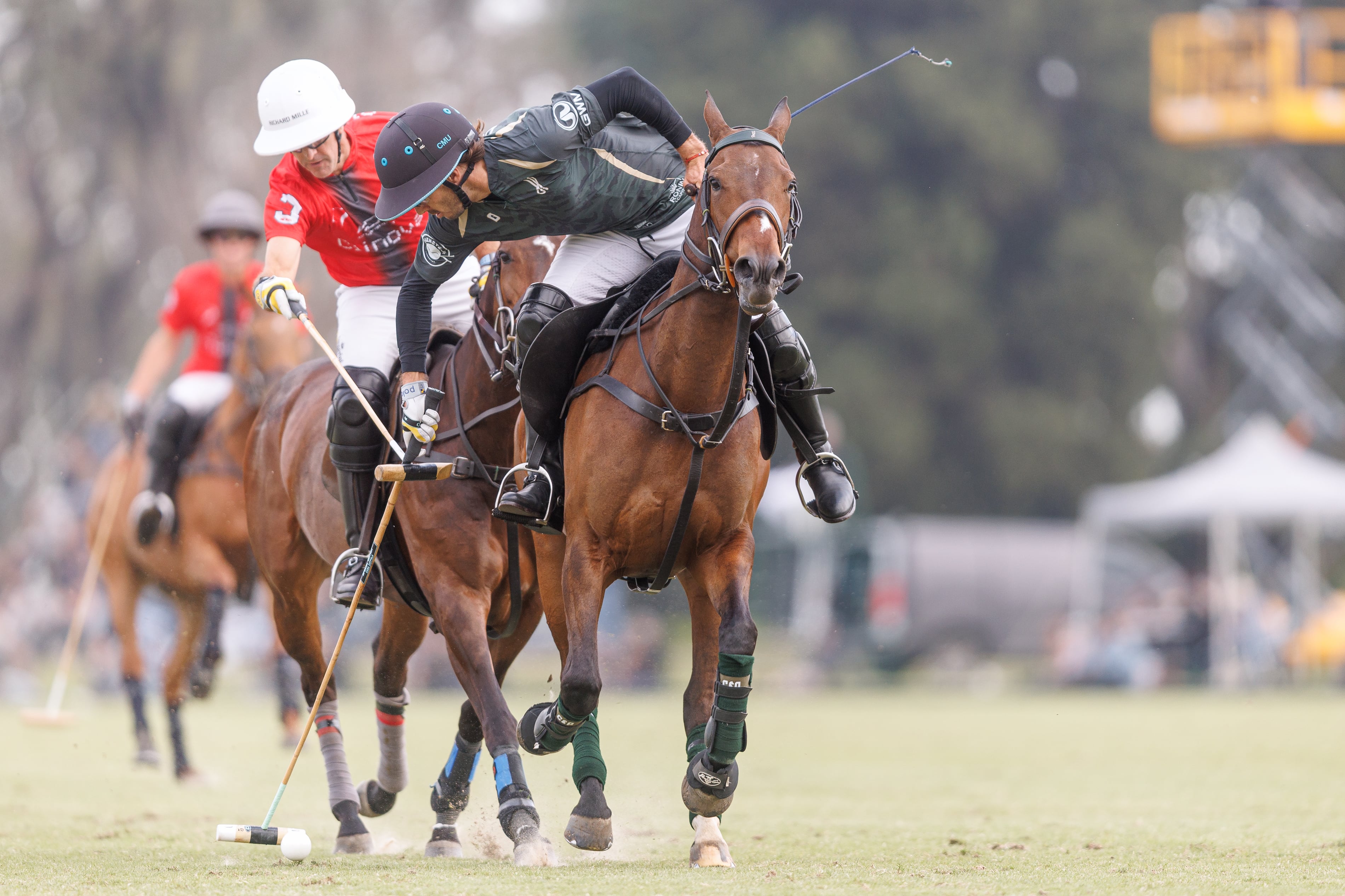 Carlos María Ulloa intenta dominar ante Pablo Mac Donough