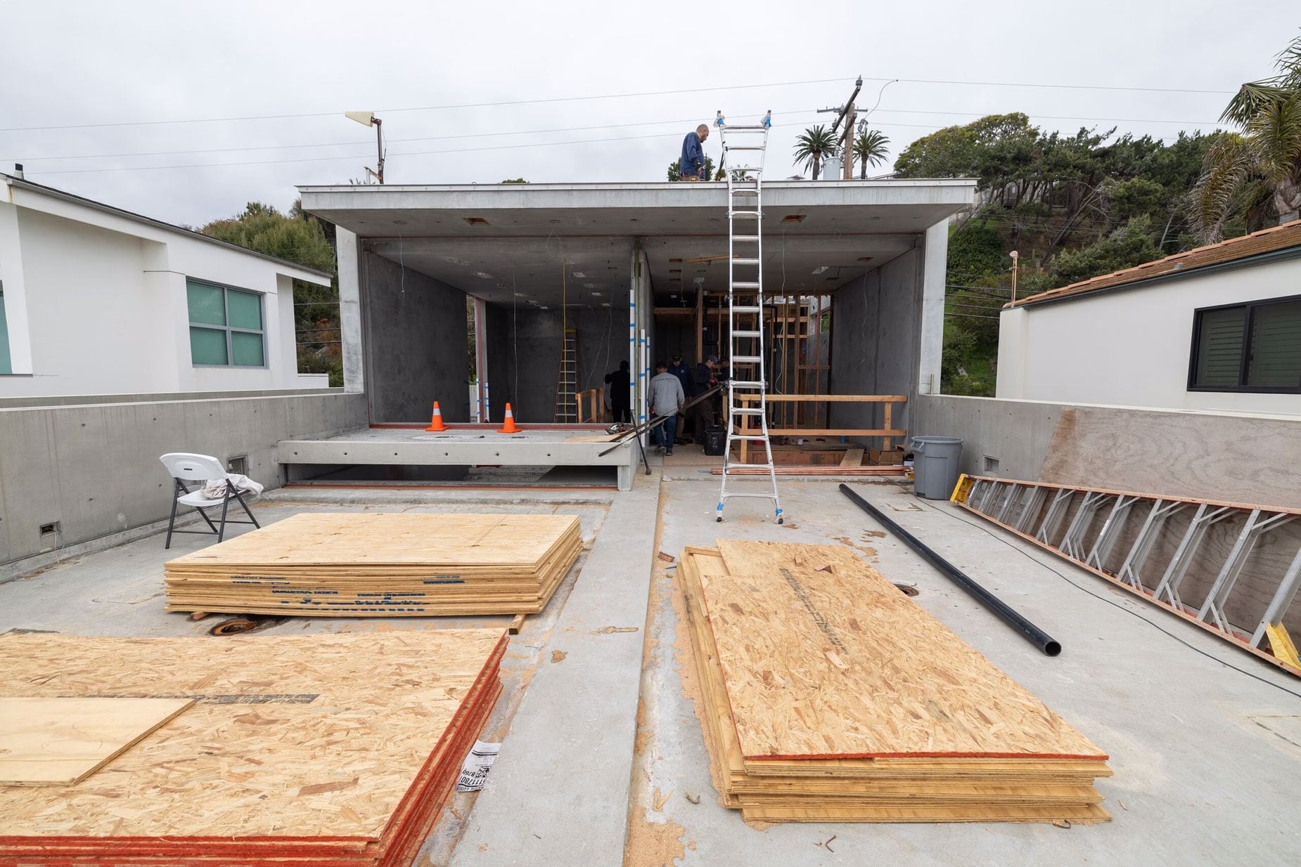 “No quería baños. Si la gente tenía que ir al baño, era un hoyo en el suelo”, declaró el abogado Ron Zambrano